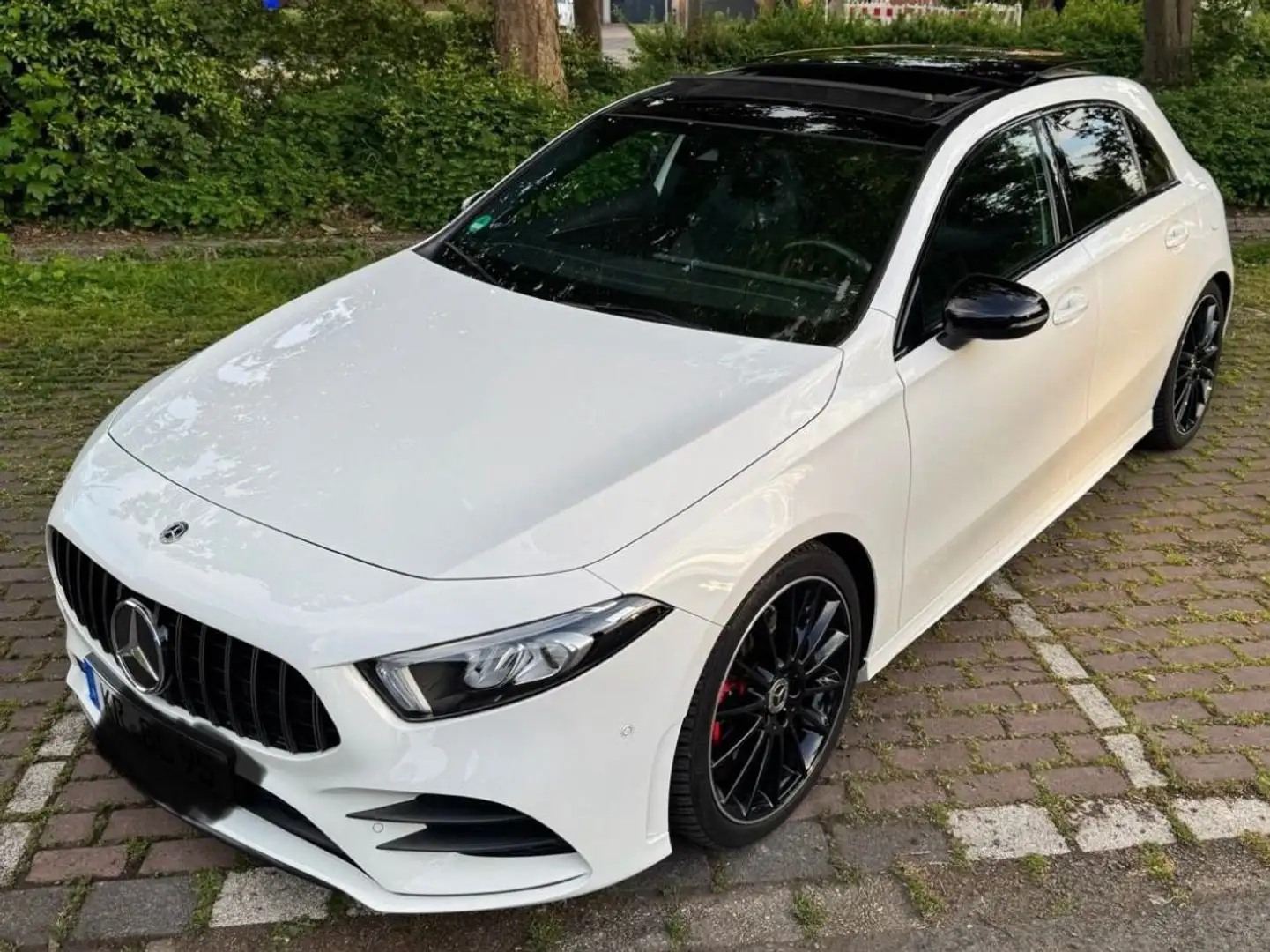 Mercedes-Benz A 220 Mercedes A220 AMG Line, Pano, 19” AMG Felgen Weiß - 2