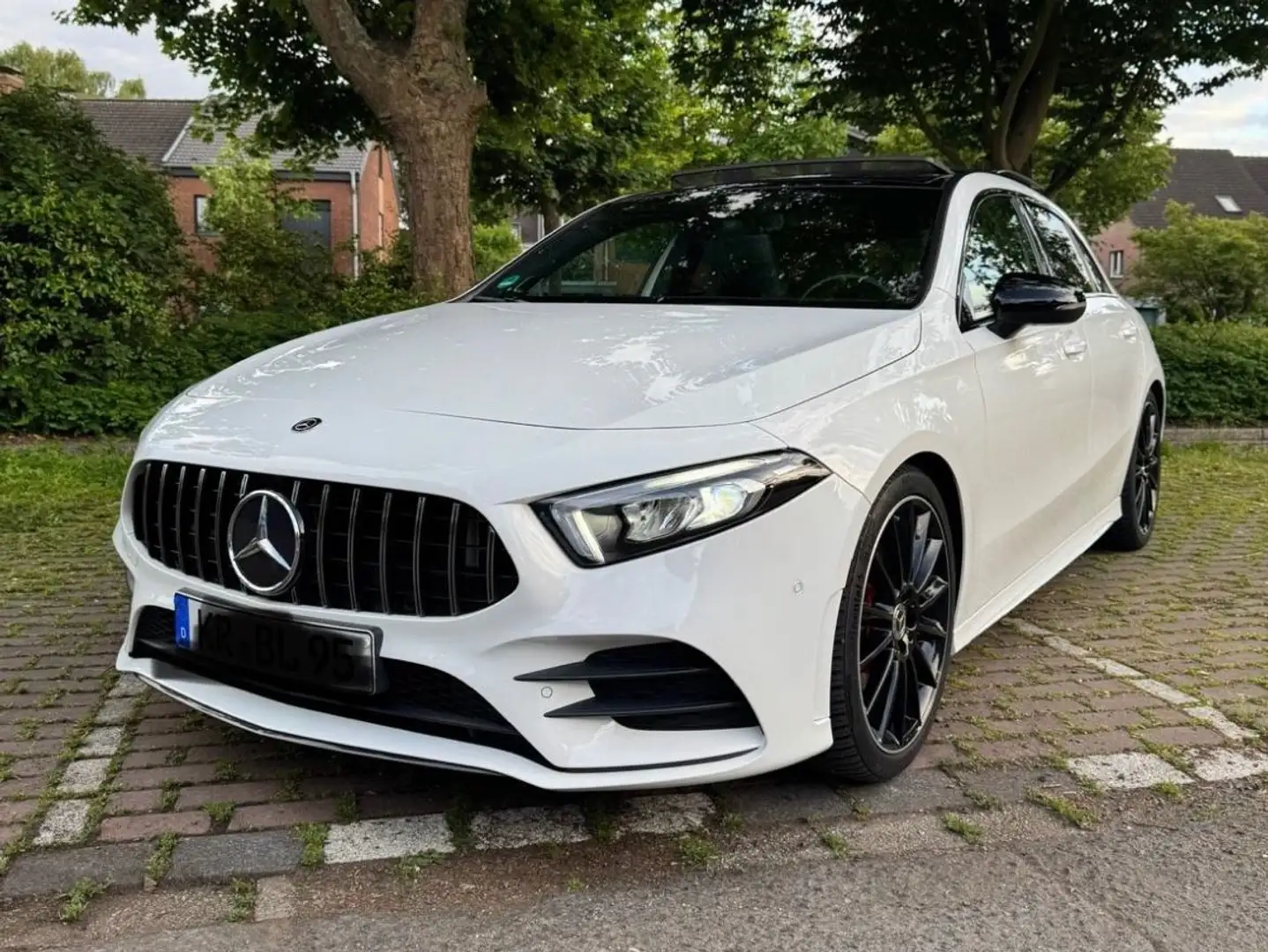 Mercedes-Benz A 220 Mercedes A220 AMG Line, Pano, 19” AMG Felgen Weiß - 1