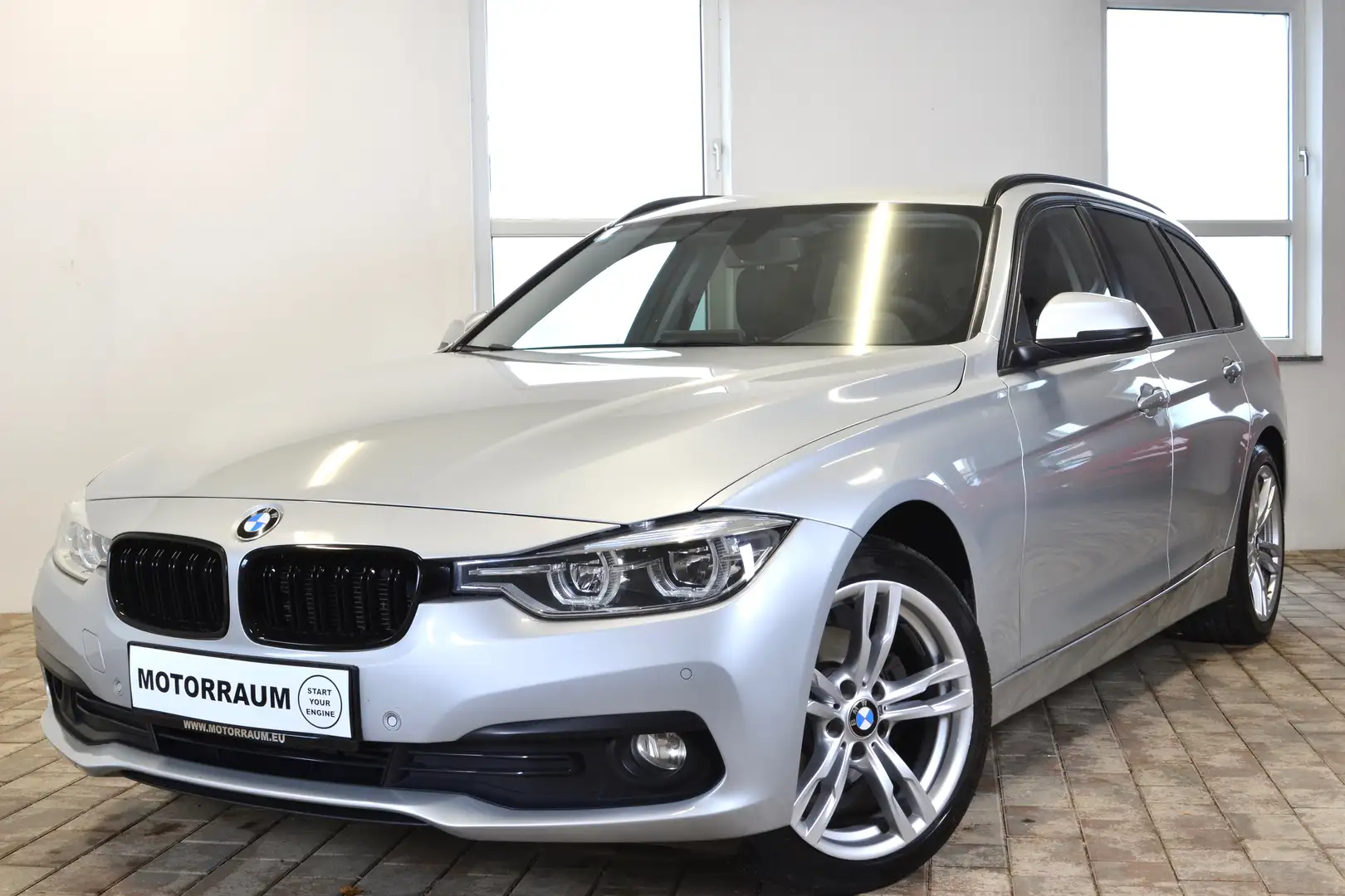 BMW 320 320d xDrive Touring Aut. Silber - 2