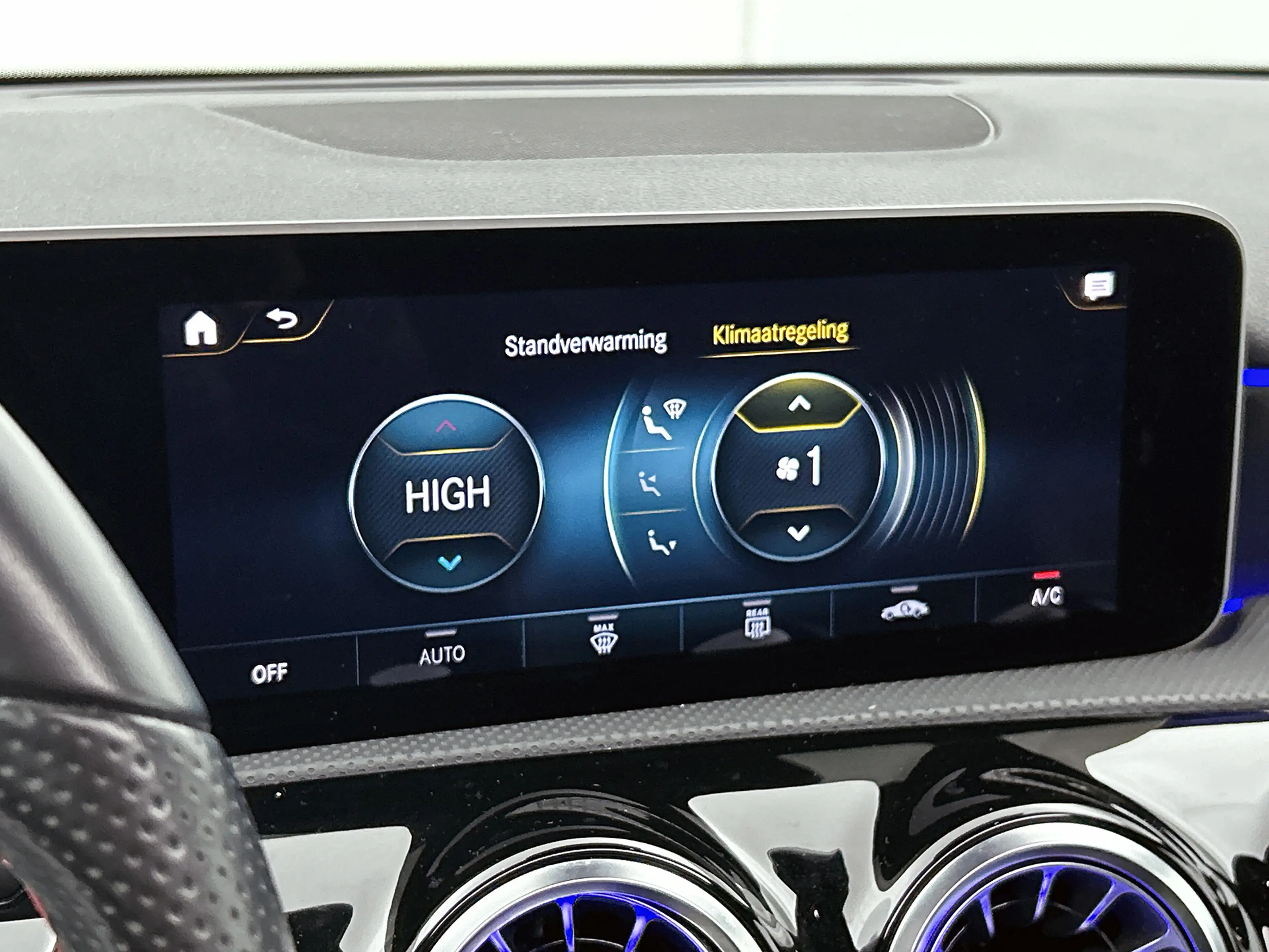 Mercedes-Benz A 35 AMG 4MATIC Premium Plus | Panodak | Sfeerverlichting | — photo 25