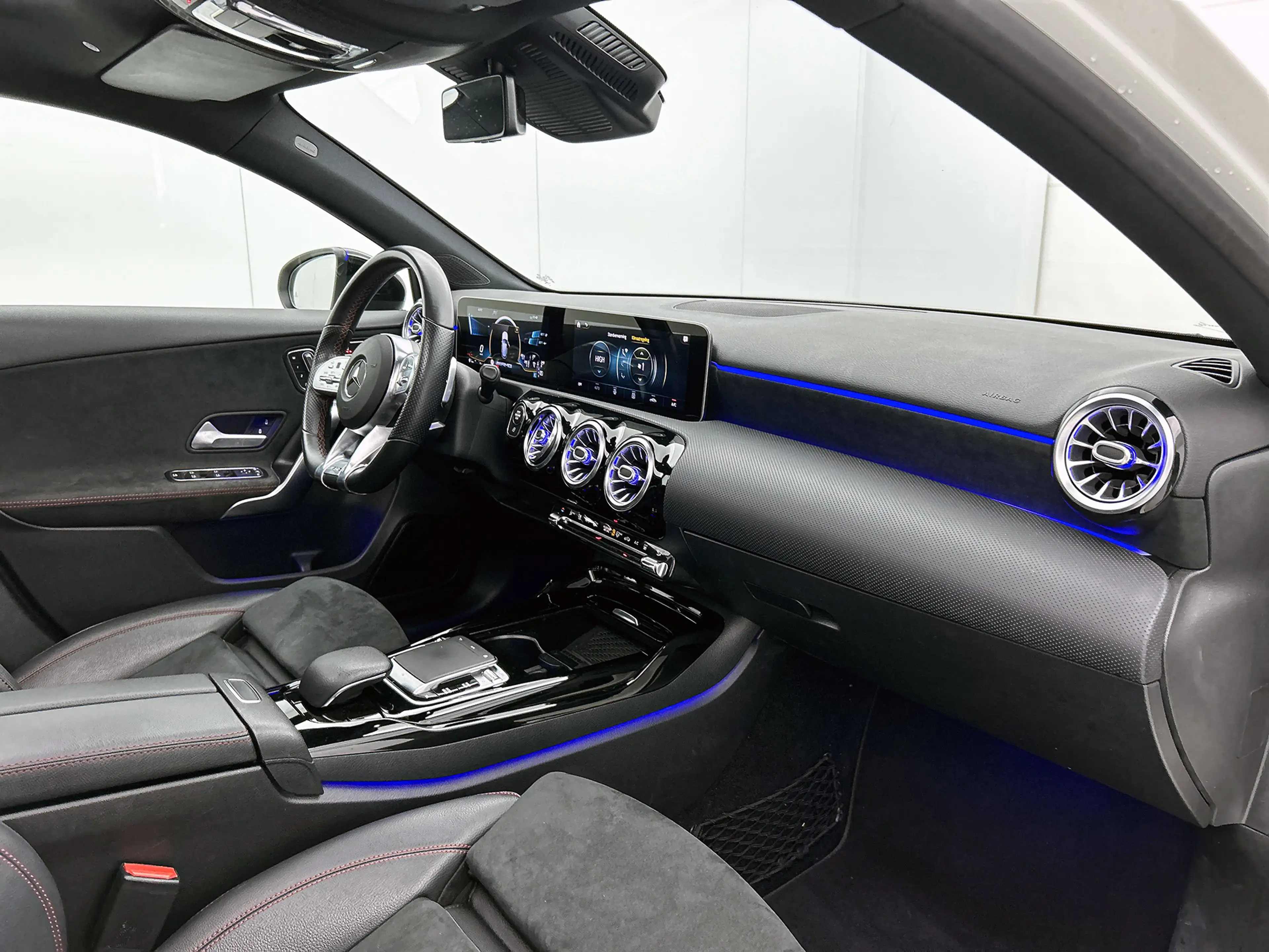 Mercedes-Benz A 35 AMG 4MATIC Premium Plus | Panodak | Sfeerverlichting | — photo 24