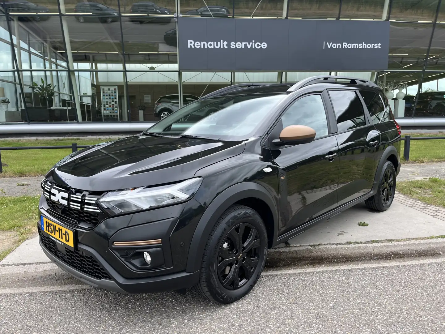 Dacia Jogger 1.6 Hybrid 140 PK Extreme 7-persoons / Automaat / Zwart - 1