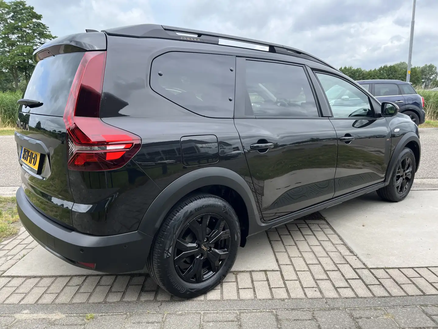 Dacia Jogger 1.6 Hybrid 140 PK Extreme 7-persoons / Automaat / Zwart - 2