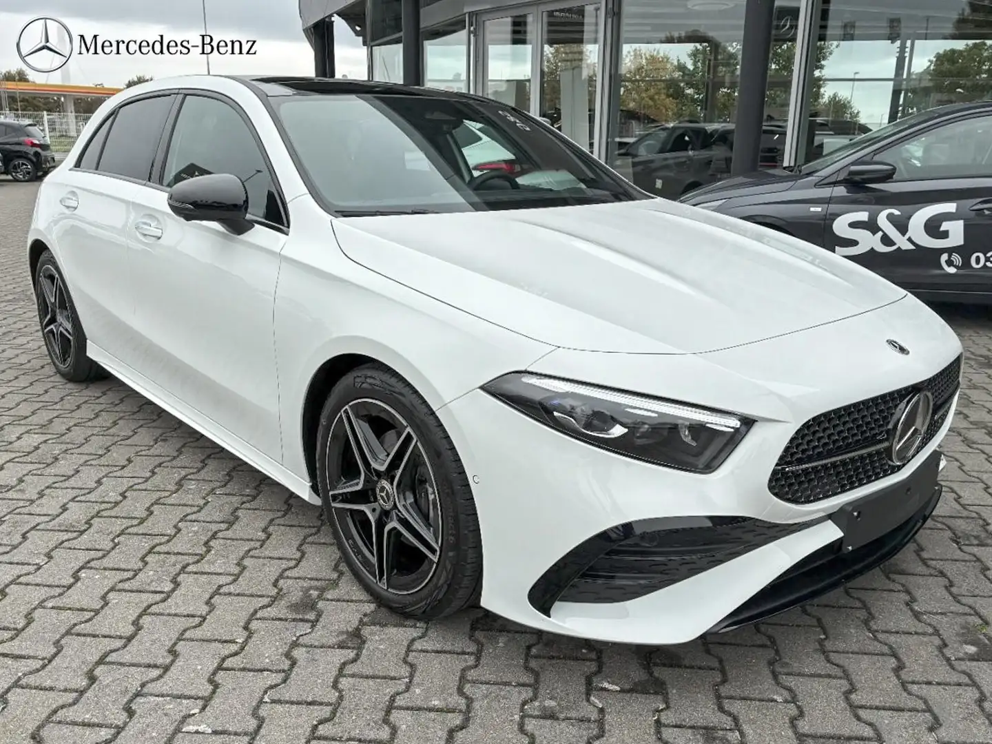 Mercedes-Benz A 200 d Kompaktlimousine AMG 360°+Pano+MBUX+18 Wit - 2