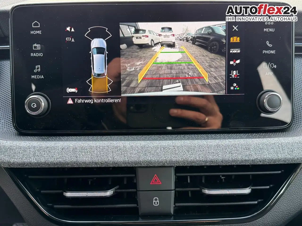 Skoda Scala 1,0 TSI DSG Selection 2Zonenklima 2x Einparkhil..., миниатюра 22