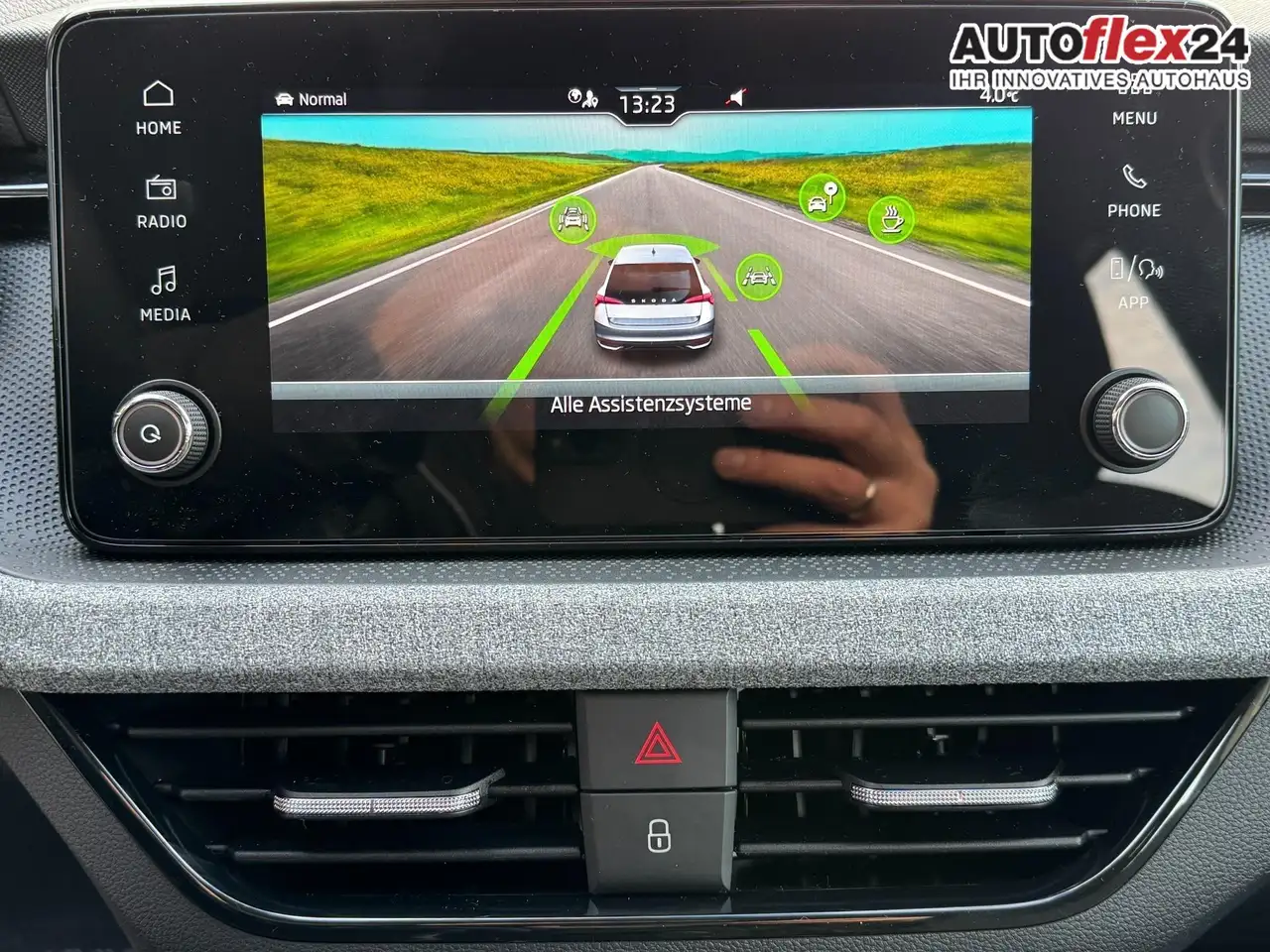 Skoda Scala 1,0 TSI DSG Selection 2Zonenklima 2x Einparkhil..., миниатюра 23