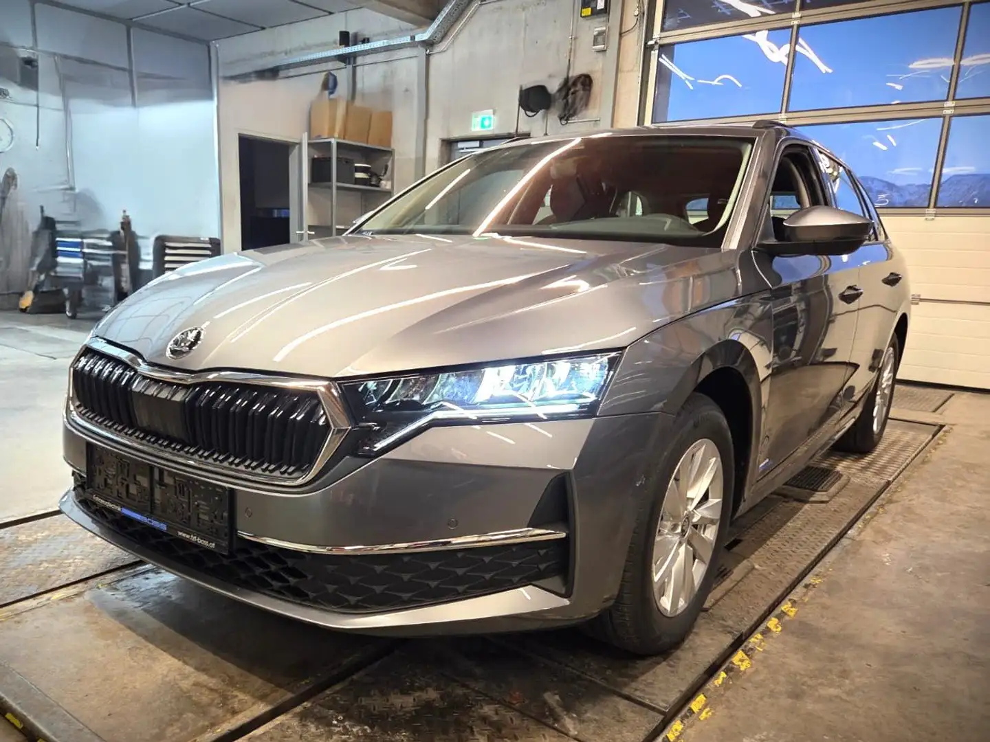 Skoda Octavia Neuwagen - Lagernd - Automatik - 4 Jahr Garantie Grau - 1