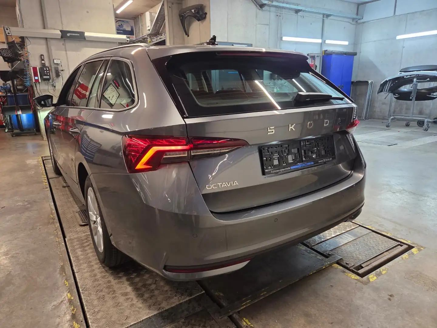Skoda Octavia Neuwagen - Lagernd - Automatik - 4 Jahr Garantie Grau - 2