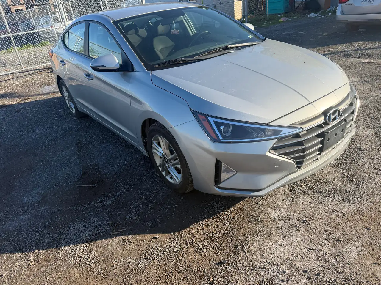 Hyundai ELANTRA photo Hyundai ELANTRA