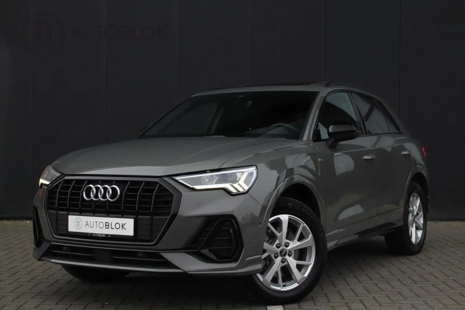 Audi Q3 45 TFSI e S edition | Panoramadak | Apple CarPlay Grau - 1
