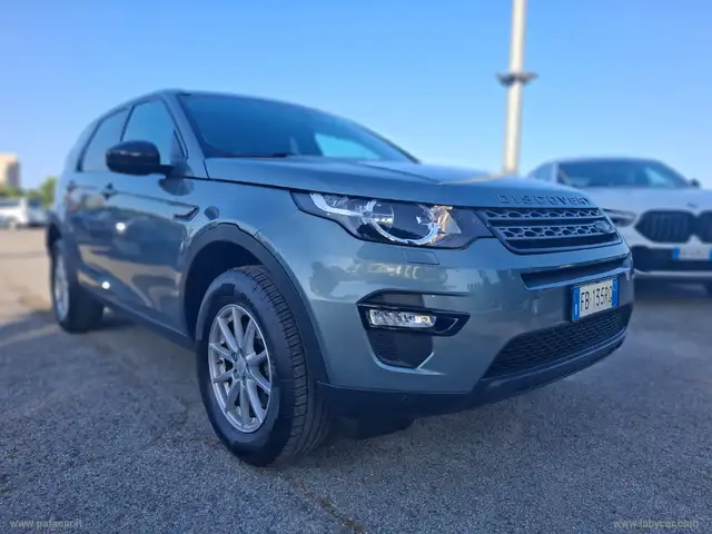 Land Rover Discovery Sport view 3
