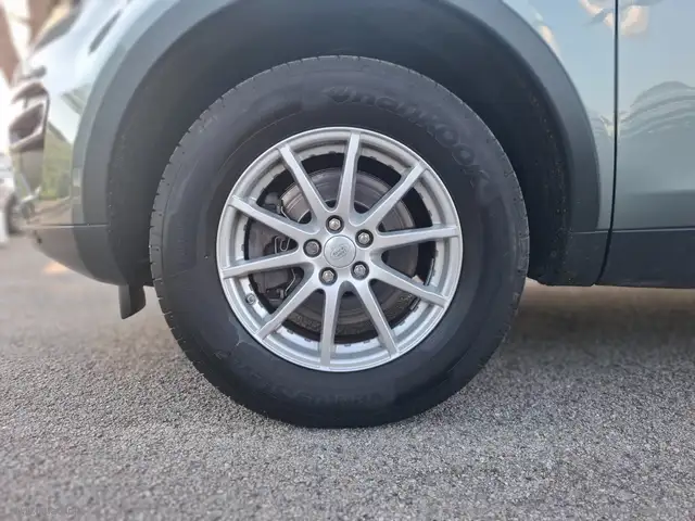 Land Rover Discovery Sport view 13
