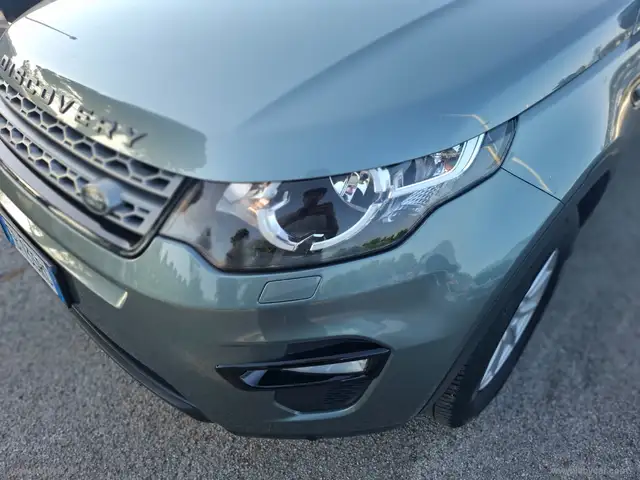 Land Rover Discovery Sport view 4