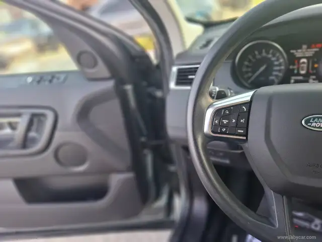 Land Rover Discovery Sport view 9