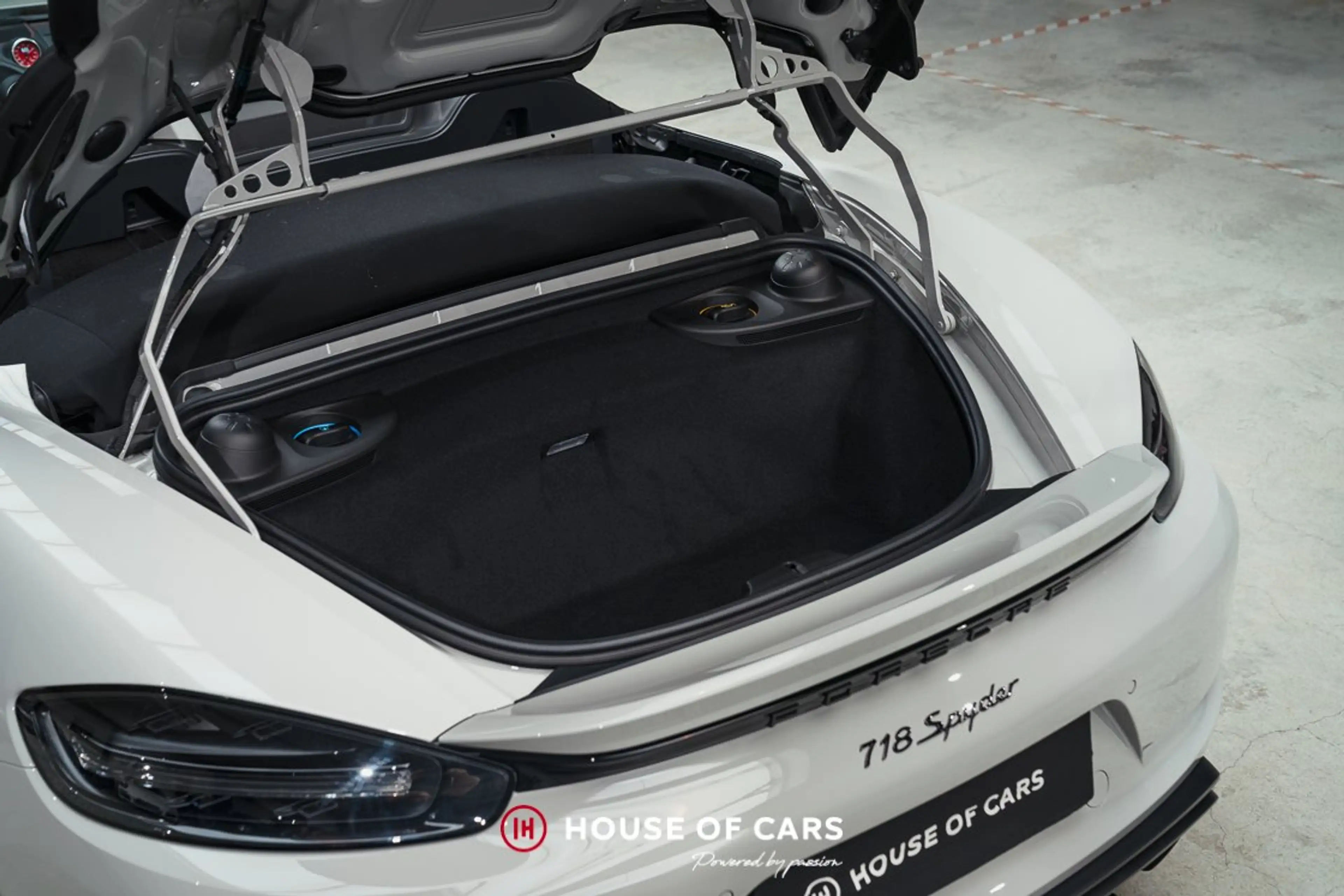 Porsche 718 Spyder PDK - Lots of X options - Chalk Grey — photo 13
