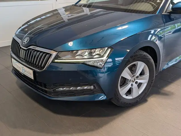 Skoda Superb view 5