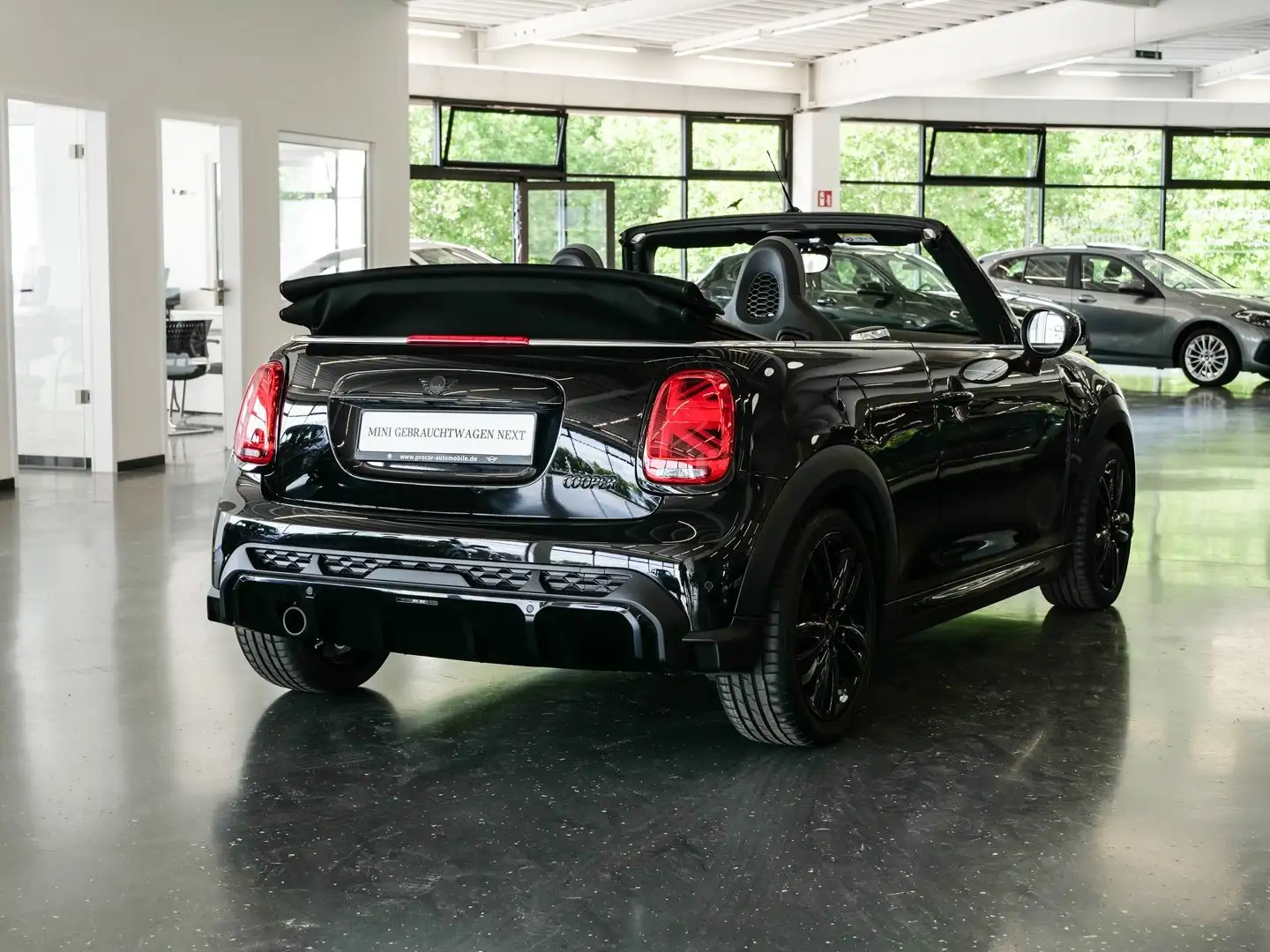 MINI Cooper Cabrio Cooper JCW Trim Nav LED Shz DAB CarPlay 17" Schwarz - 2