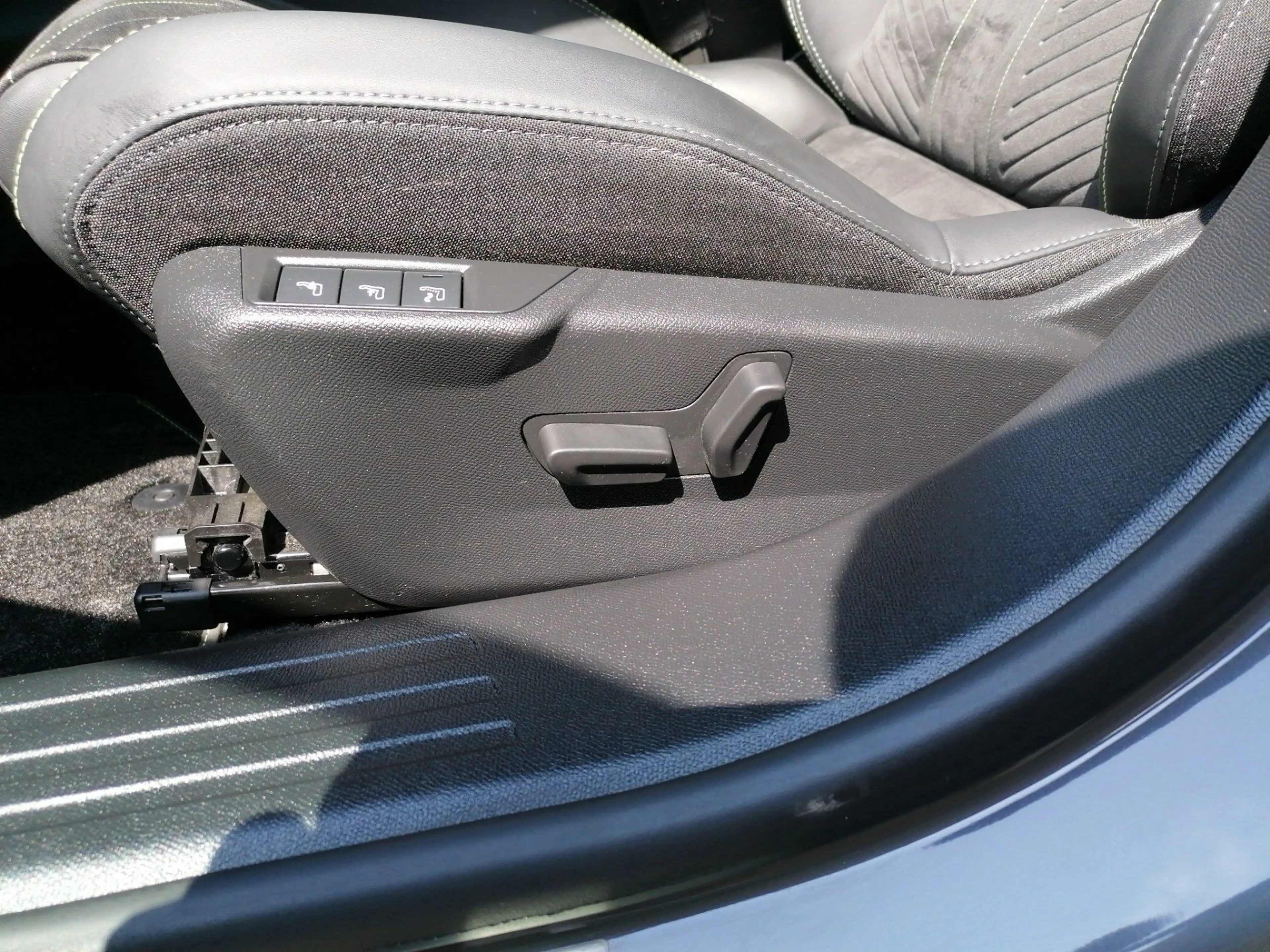 Peugeot 2008 1.2 PureTech 130 GT KeyLess LED Navi PDC LM — photo 7