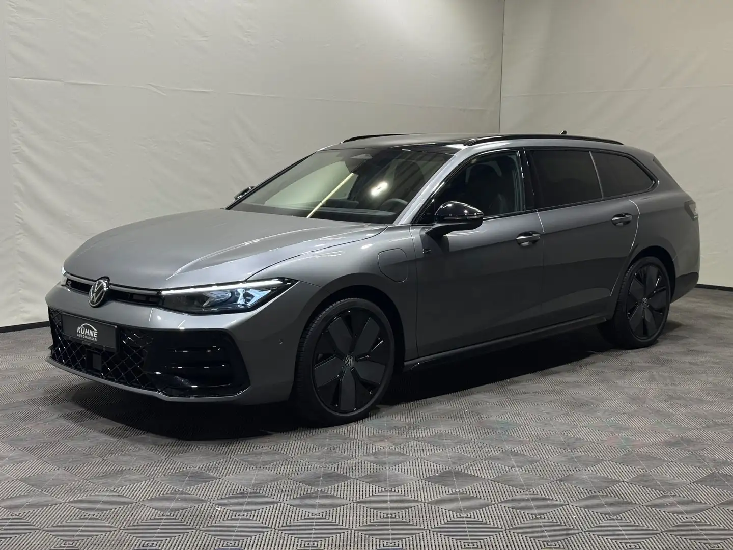 Volkswagen Passat Variant R-Line Signature 1.5 TSI eHybrid Grau - 2