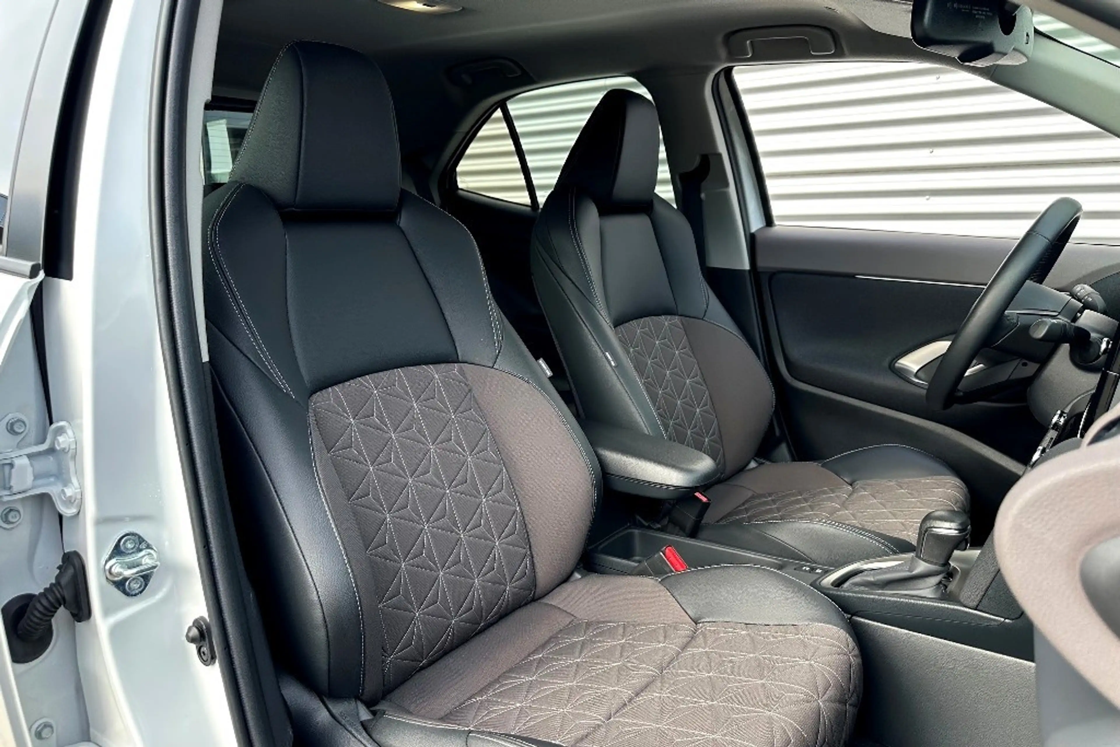 Toyota Yaris Cross 1.5 Hybrid 130 Executive 360Gr. / Bi-Tone — photo 14