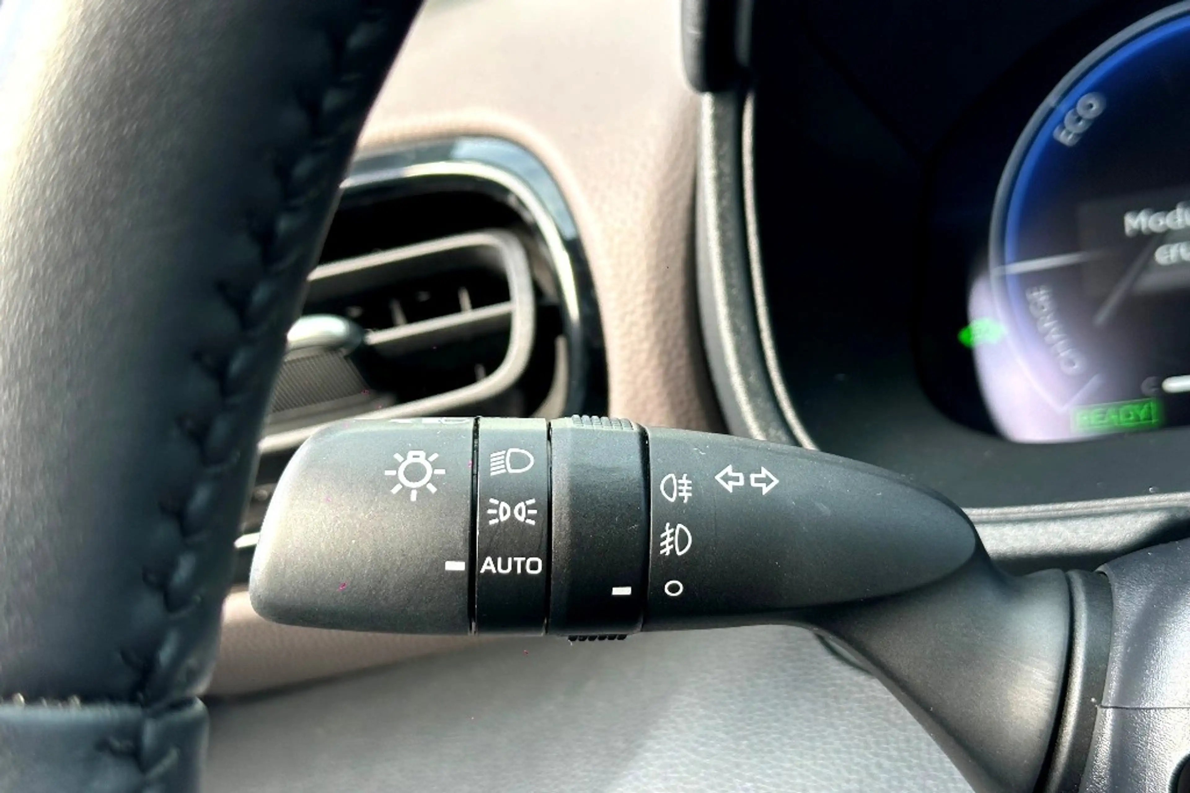 Toyota Yaris Cross 1.5 Hybrid 130 Executive 360Gr. / Bi-Tone — photo 27