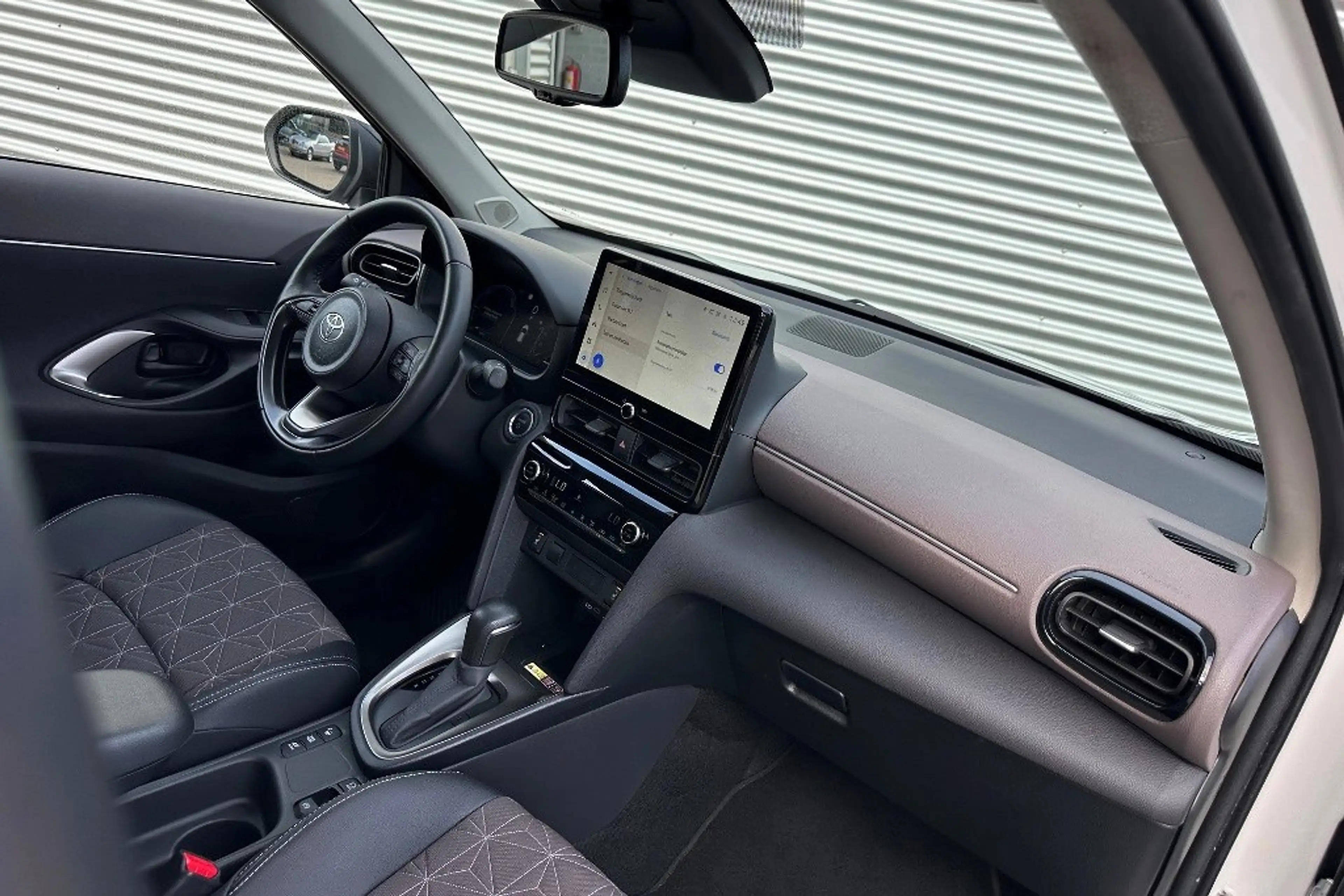 Toyota Yaris Cross 1.5 Hybrid 130 Executive 360Gr. / Bi-Tone — photo 13