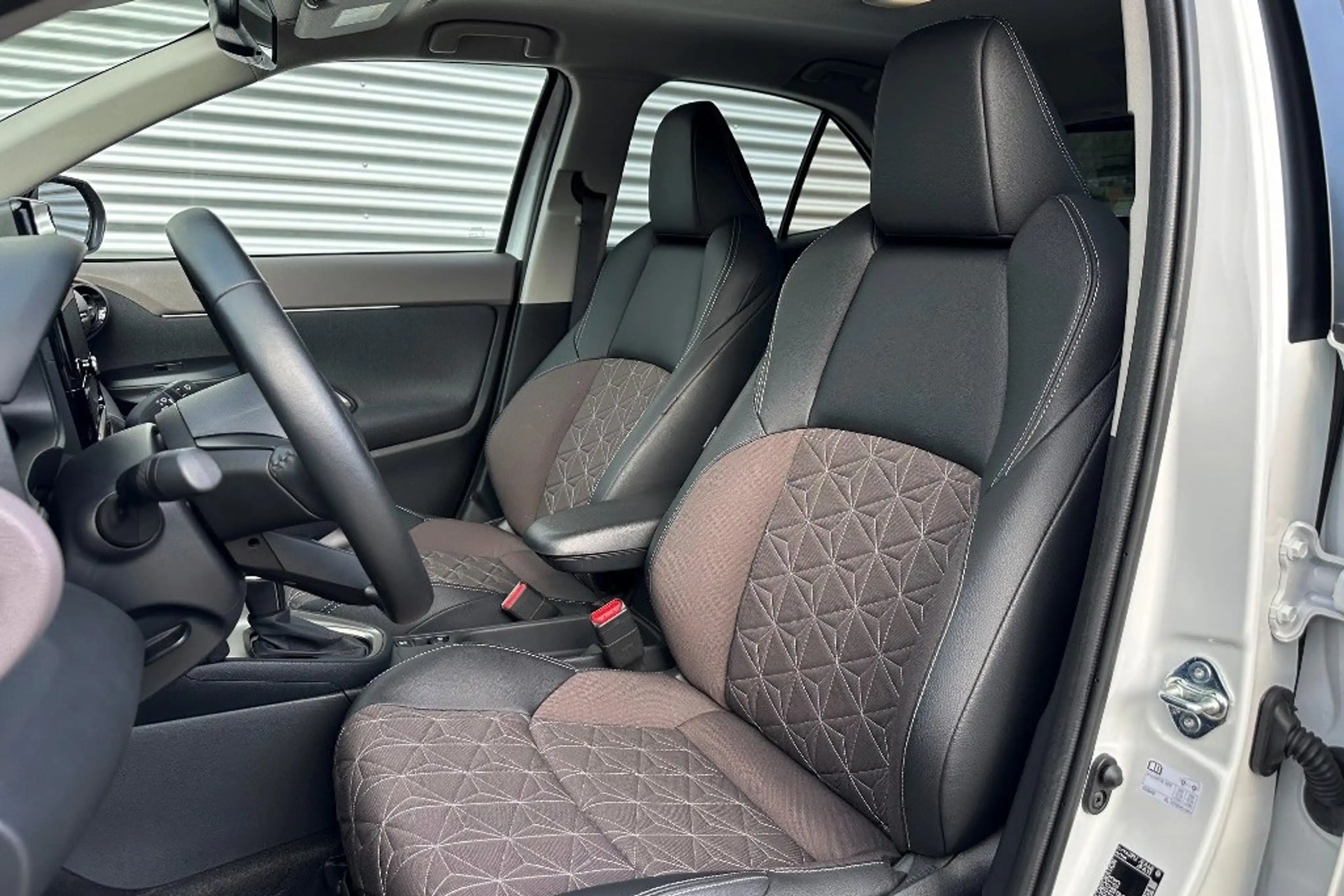 Toyota Yaris Cross 1.5 Hybrid 130 Executive 360Gr. / Bi-Tone — photo 16