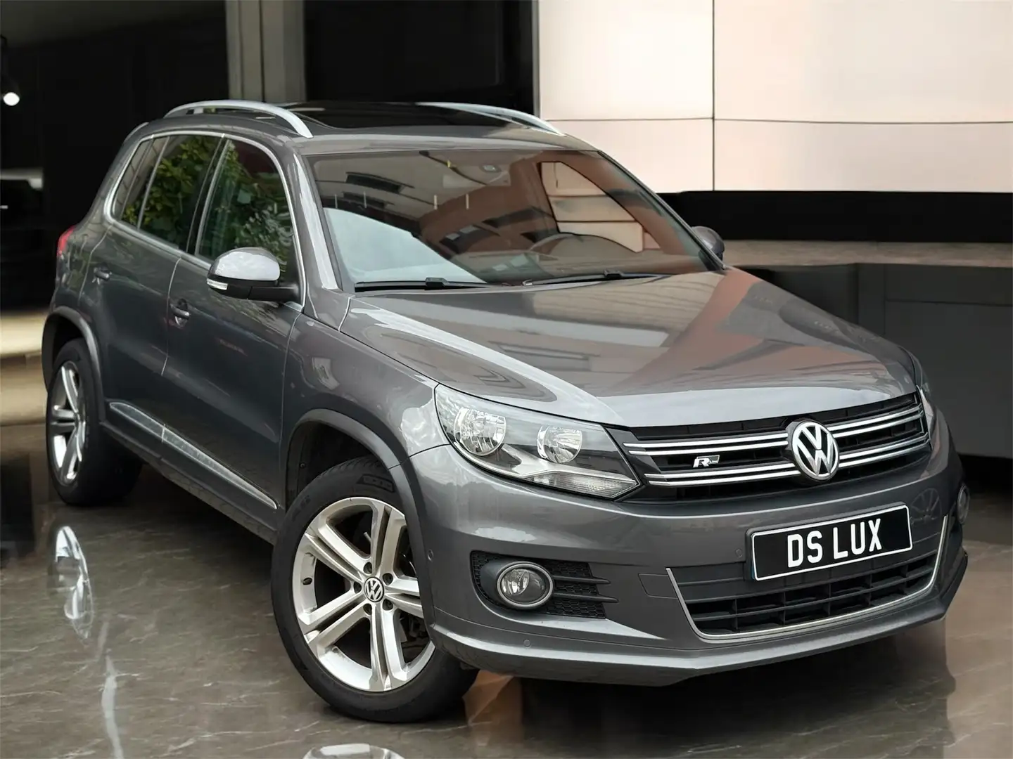 Volkswagen Tiguan 2.0 TDI 140CH 4MOTION R-LINE // PANO Gris - 1