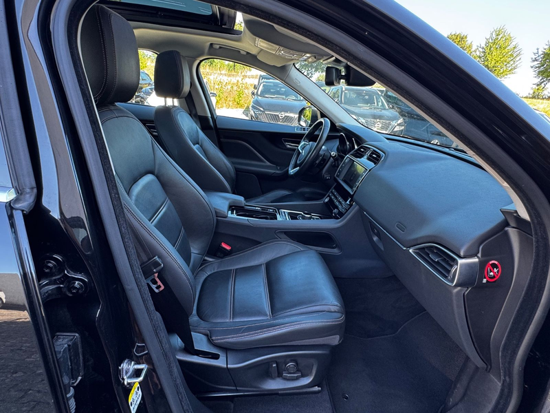 Jaguar F-Pace F-PACE Prestige AWD — photo 12