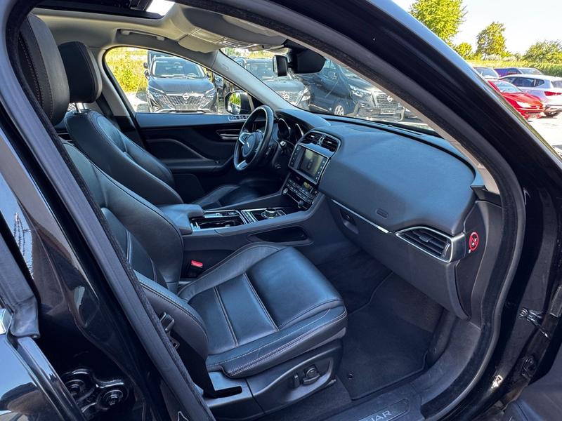 Jaguar F-Pace F-PACE Prestige AWD — photo 11