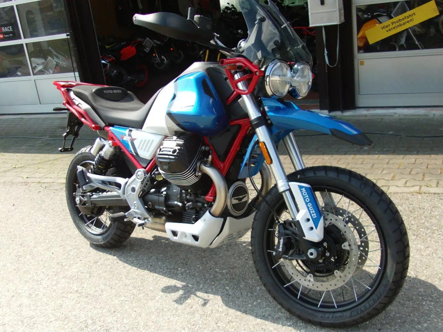 Moto Guzzi V 85 TT Evocative Graphics plava - 1