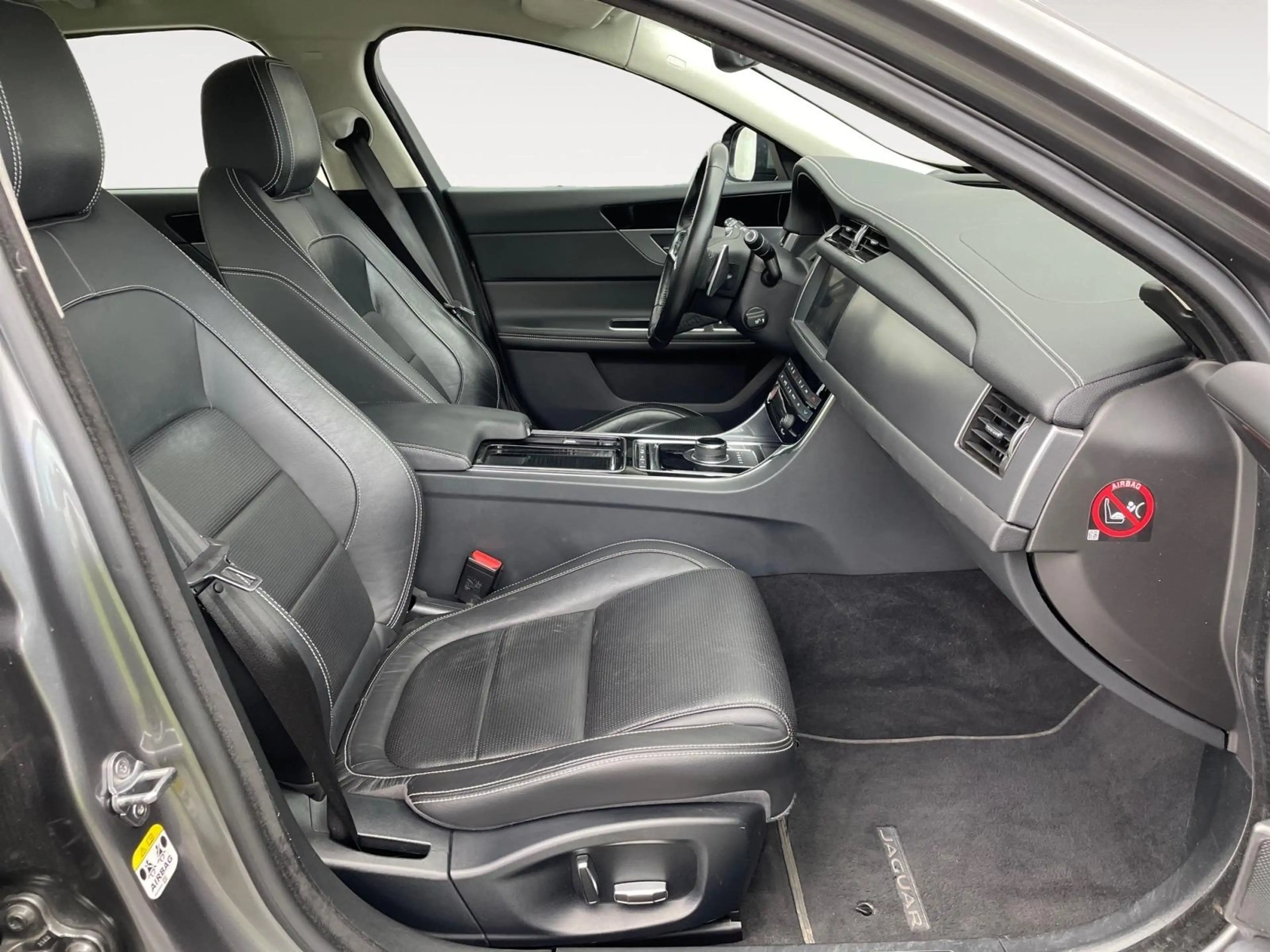 Jaguar XF R-Sport-AWD-P300-12 mois de garantie — photo 10