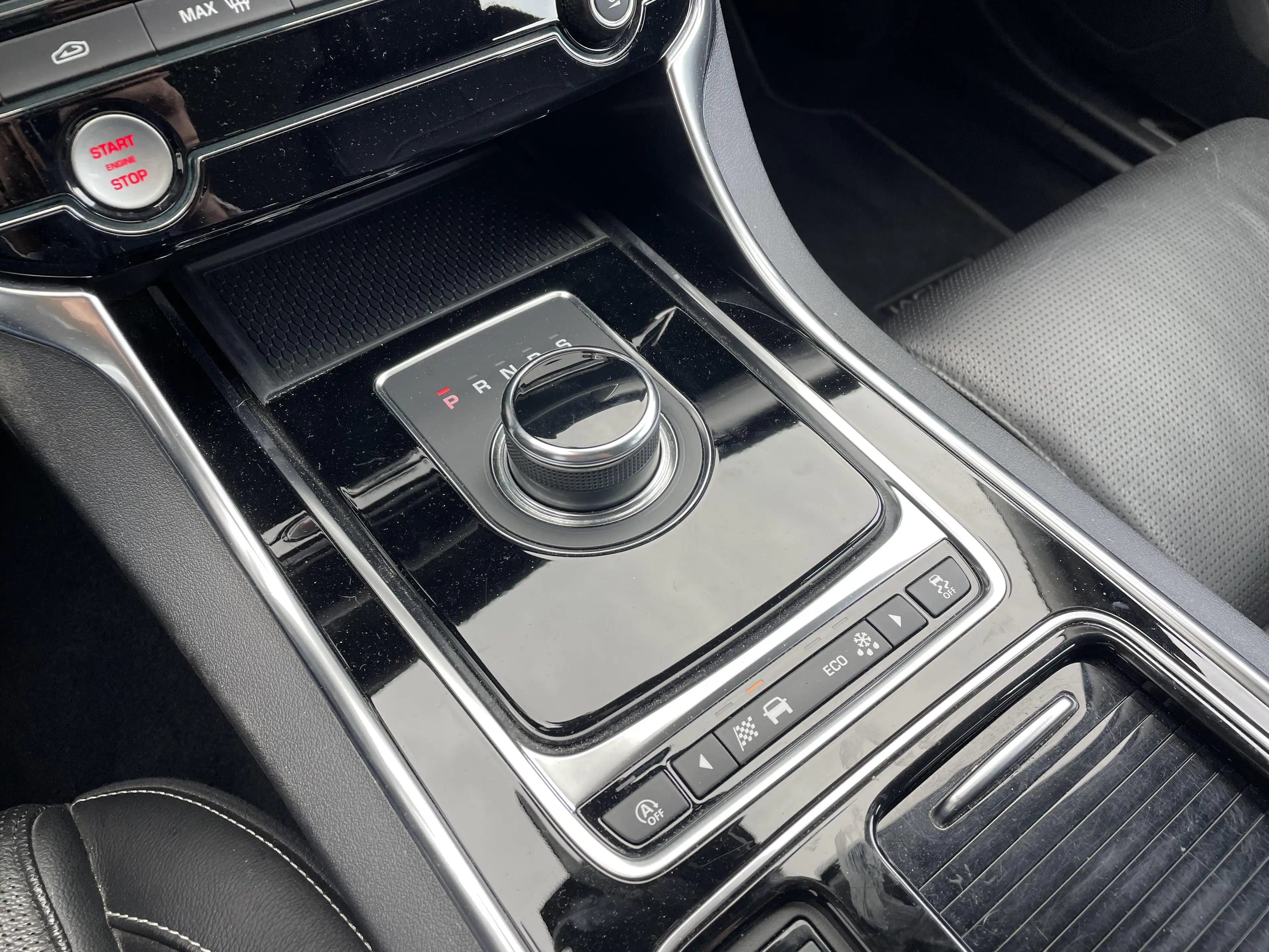 Jaguar XF R-Sport-AWD-P300-12 mois de garantie — photo 15