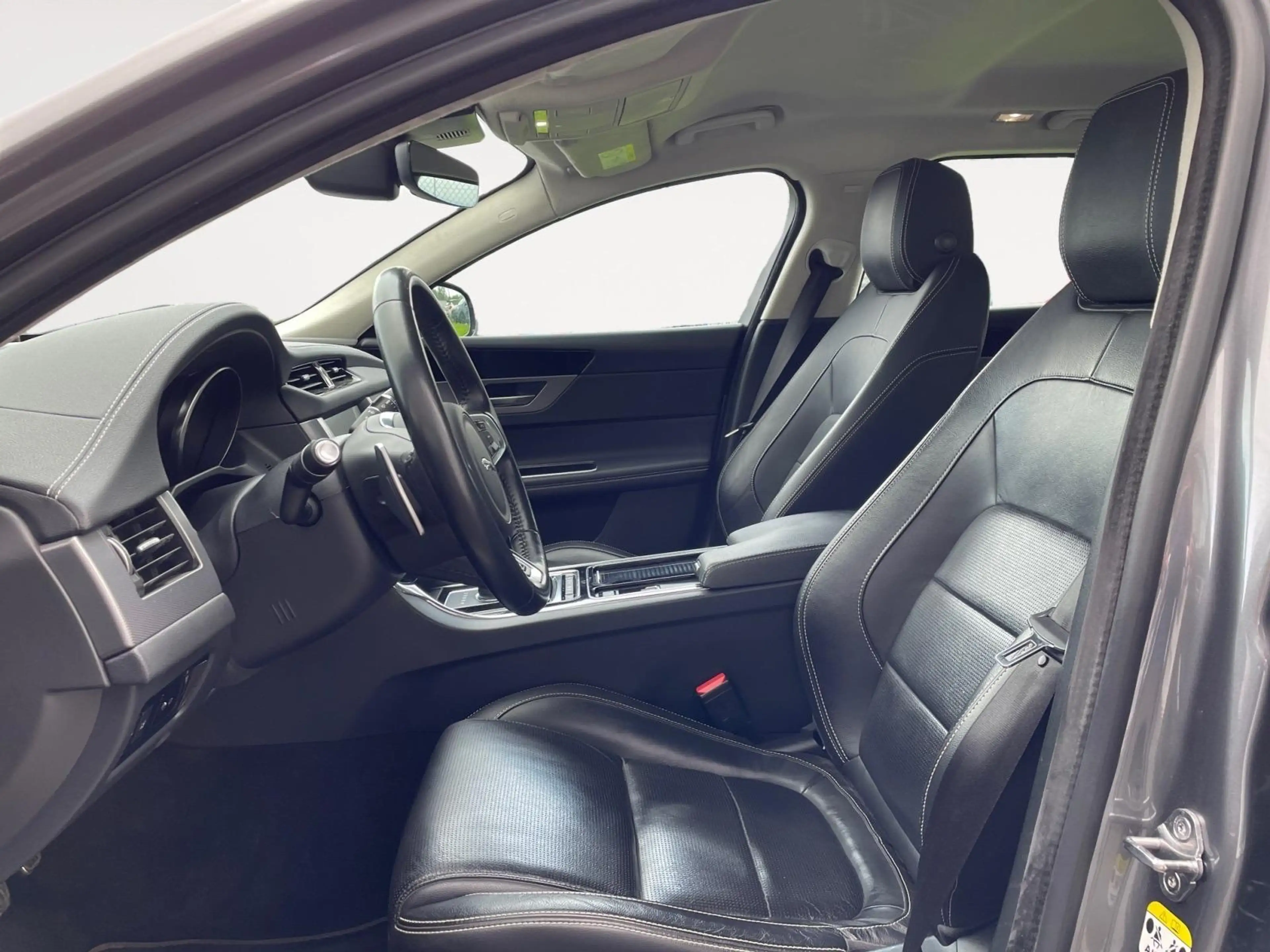 Jaguar XF R-Sport-AWD-P300-12 mois de garantie — photo 13