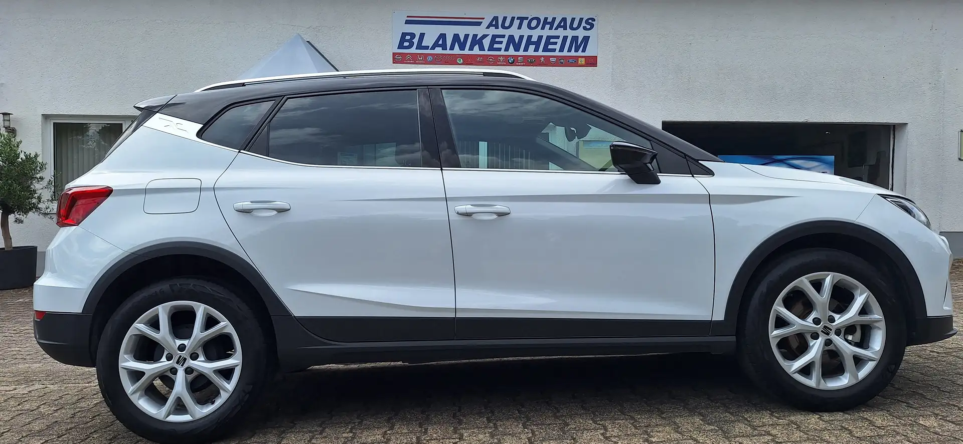 SEAT Arona 1.0 TSI FR Style Garantie bis 03/2027 oder 80000KM Weiß - 1