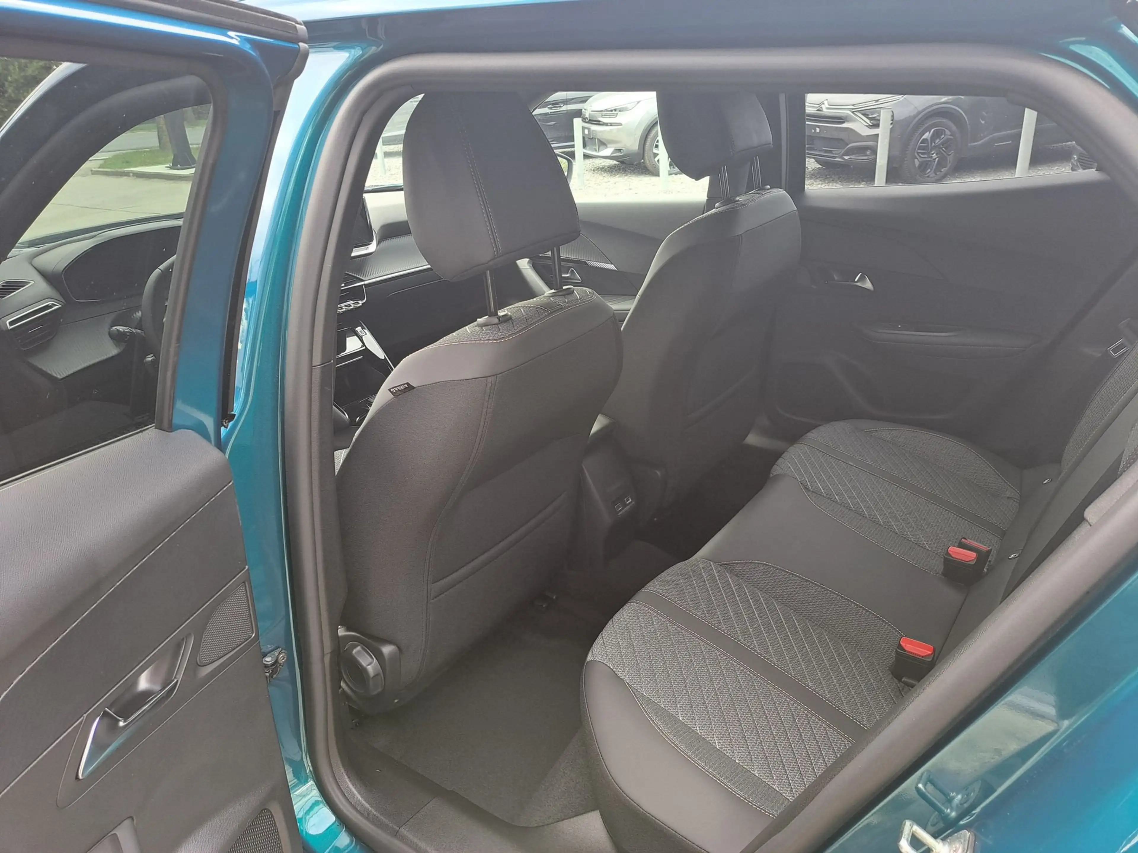 Peugeot 2008 1.2 Hybrid Allure e-DSC6 AUTOMAAT — photo 9