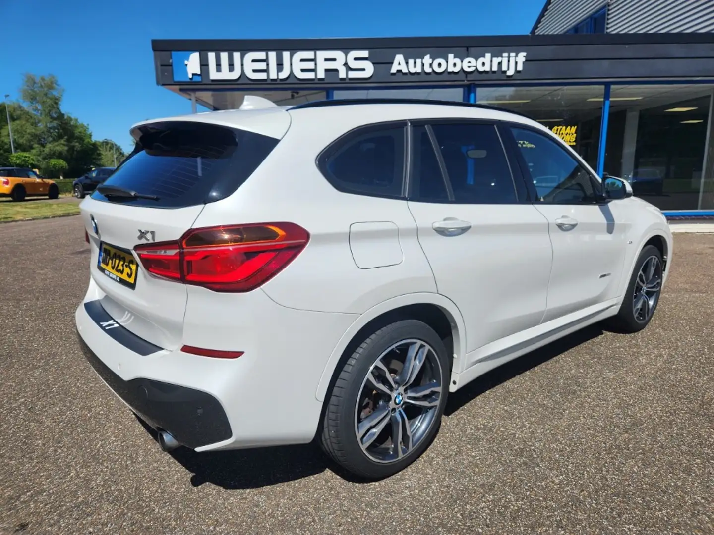 BMW X1 SDRIVE20I M Sport, Automaat, Leder, Pano, Navi, St Wit - 2