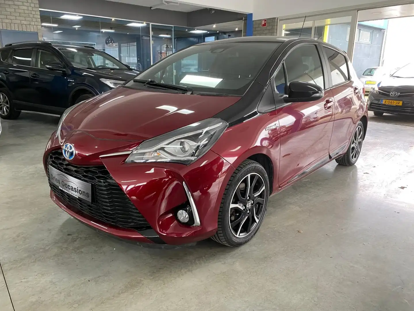 Toyota Yaris 1.5 Hybrid Bi-Tone Rood - 1