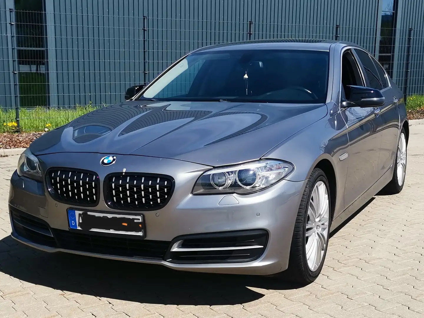 BMW 528 528i xDrive Aut. Grau - 1