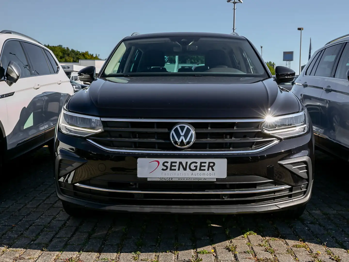 Volkswagen Tiguan 1.5 TSI Life DSG Navi SHZ APP-Connect Schwarz - 2