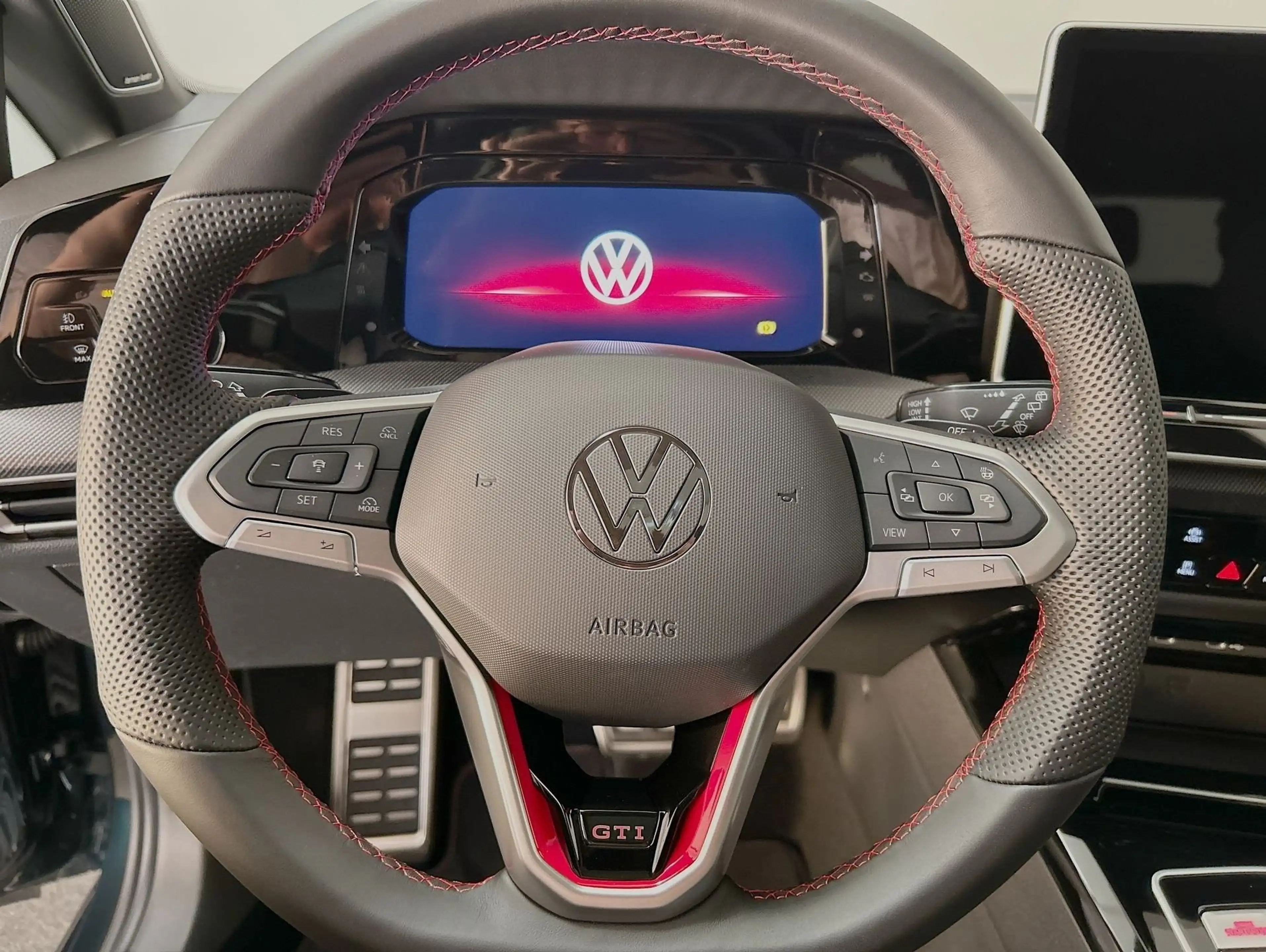 Volkswagen Golf GTI CarPlay Pano Black ACC AHK LED Navi — photo 9