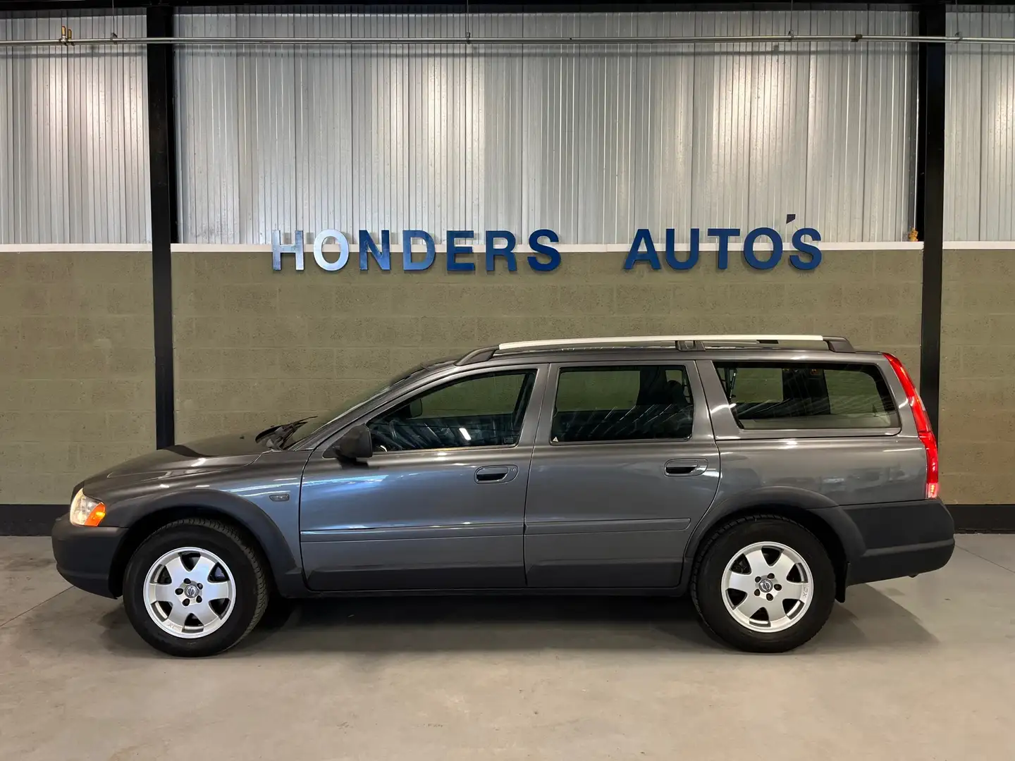 Volvo XC70 2.5 T Momentum AUT I TREKHAAK I AIRCO I CRUISECONT Gris - 2