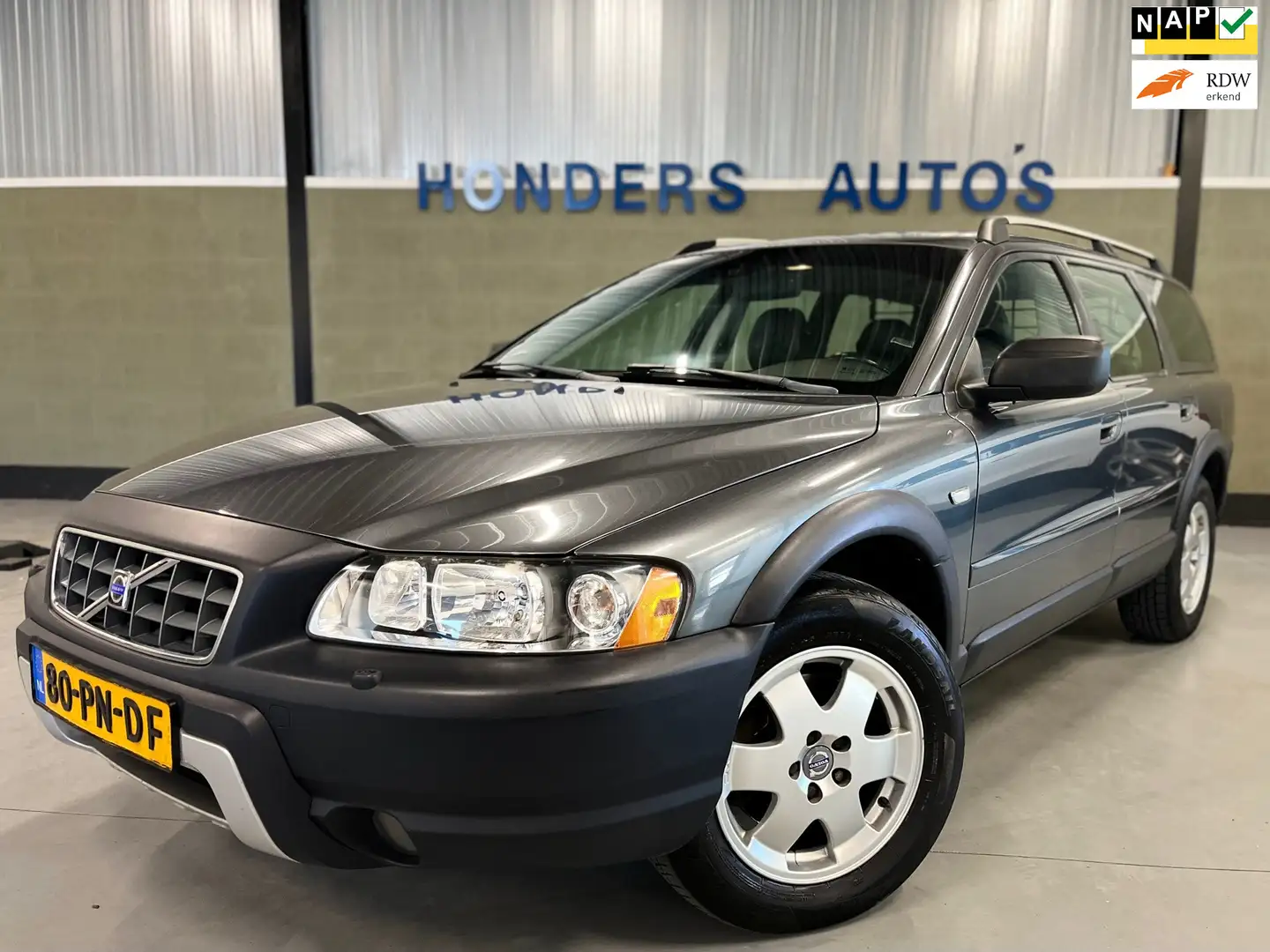 Volvo XC70 2.5 T Momentum AUT I TREKHAAK I AIRCO I CRUISECONT Gris - 1