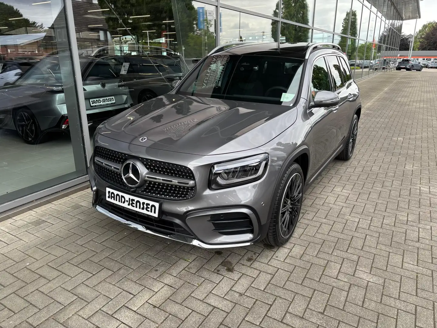 Mercedes-Benz GLB 200 AMG Line Adv Plus 7-Sitz Pano Distr AHK Grijs - 2