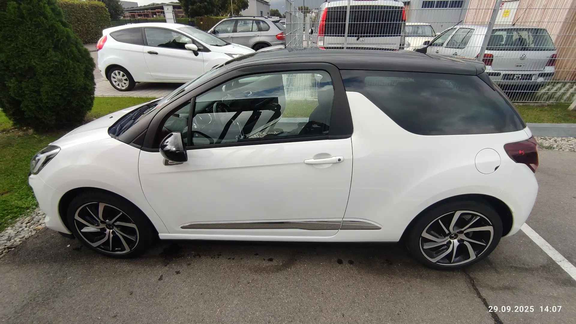 Citroen DS3 PureTech 130 SoChic *Kamera*Navi*Sitzheizung* Weiß - 1