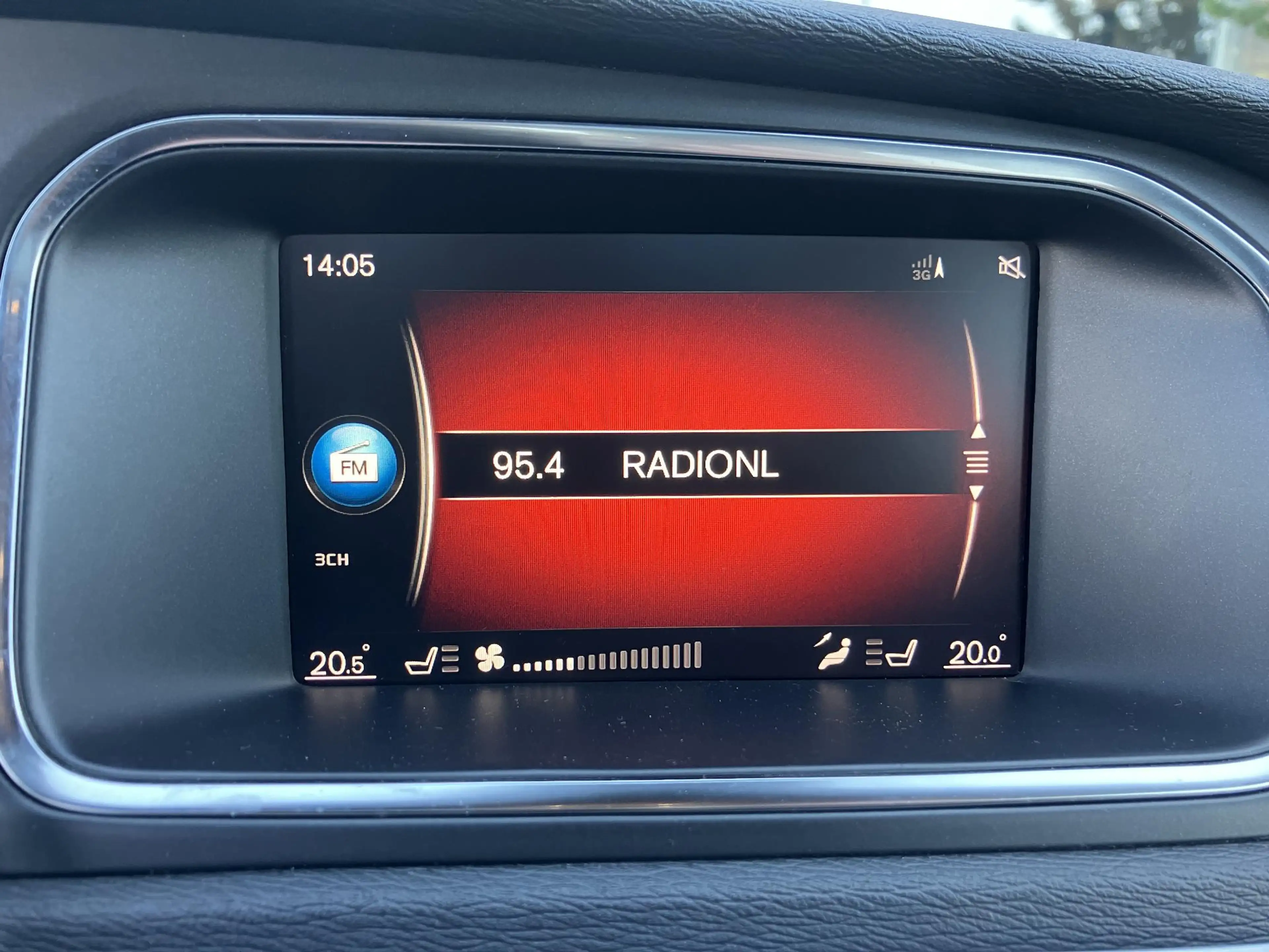 Volvo V40 1.5 T3 Polar+ Sport | R-Design | Pano | Leder | NA — photo 33