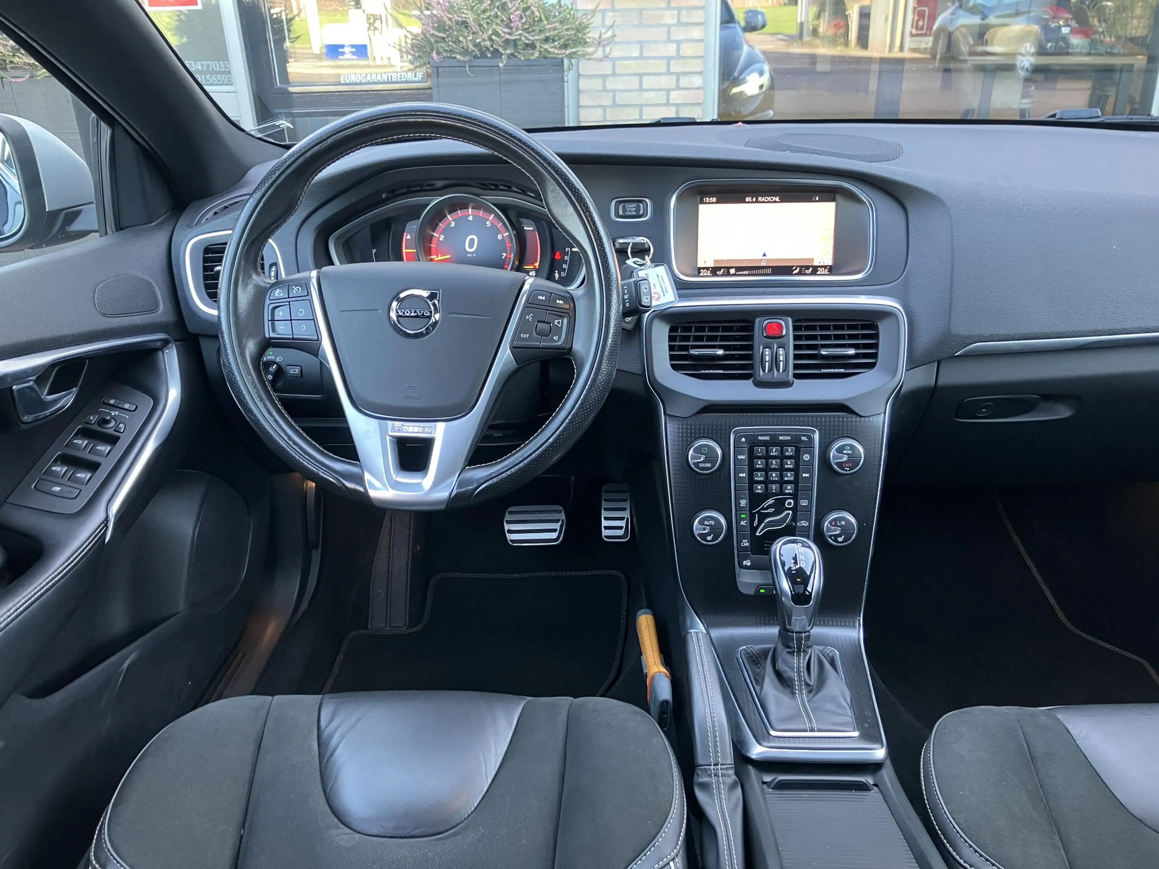 Volvo V40 1.5 T3 Polar+ Sport | R-Design | Pano | Leder | NA — photo 4