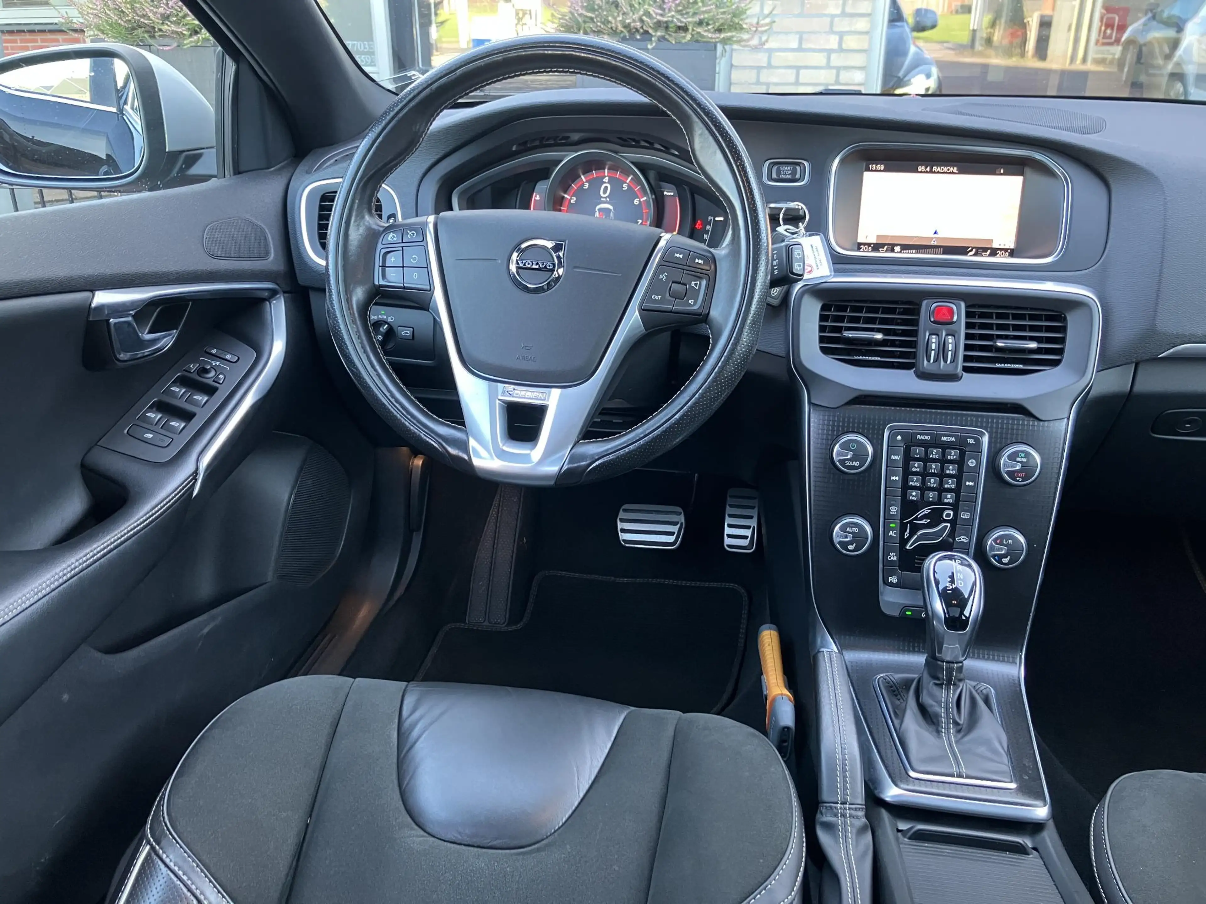 Volvo V40 1.5 T3 Polar+ Sport | R-Design | Pano | Leder | NA — photo 16