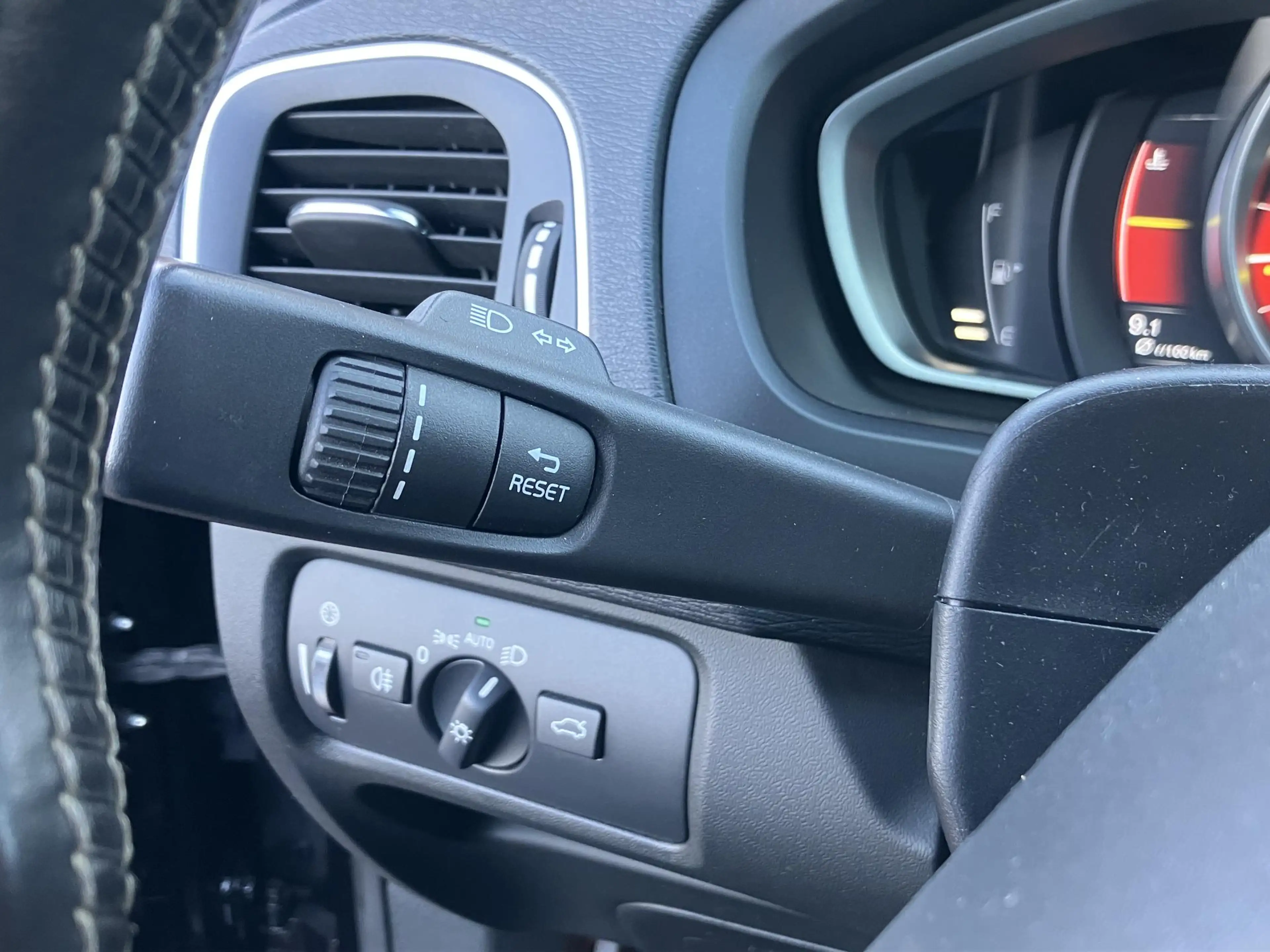 Volvo V40 1.5 T3 Polar+ Sport | R-Design | Pano | Leder | NA — photo 25
