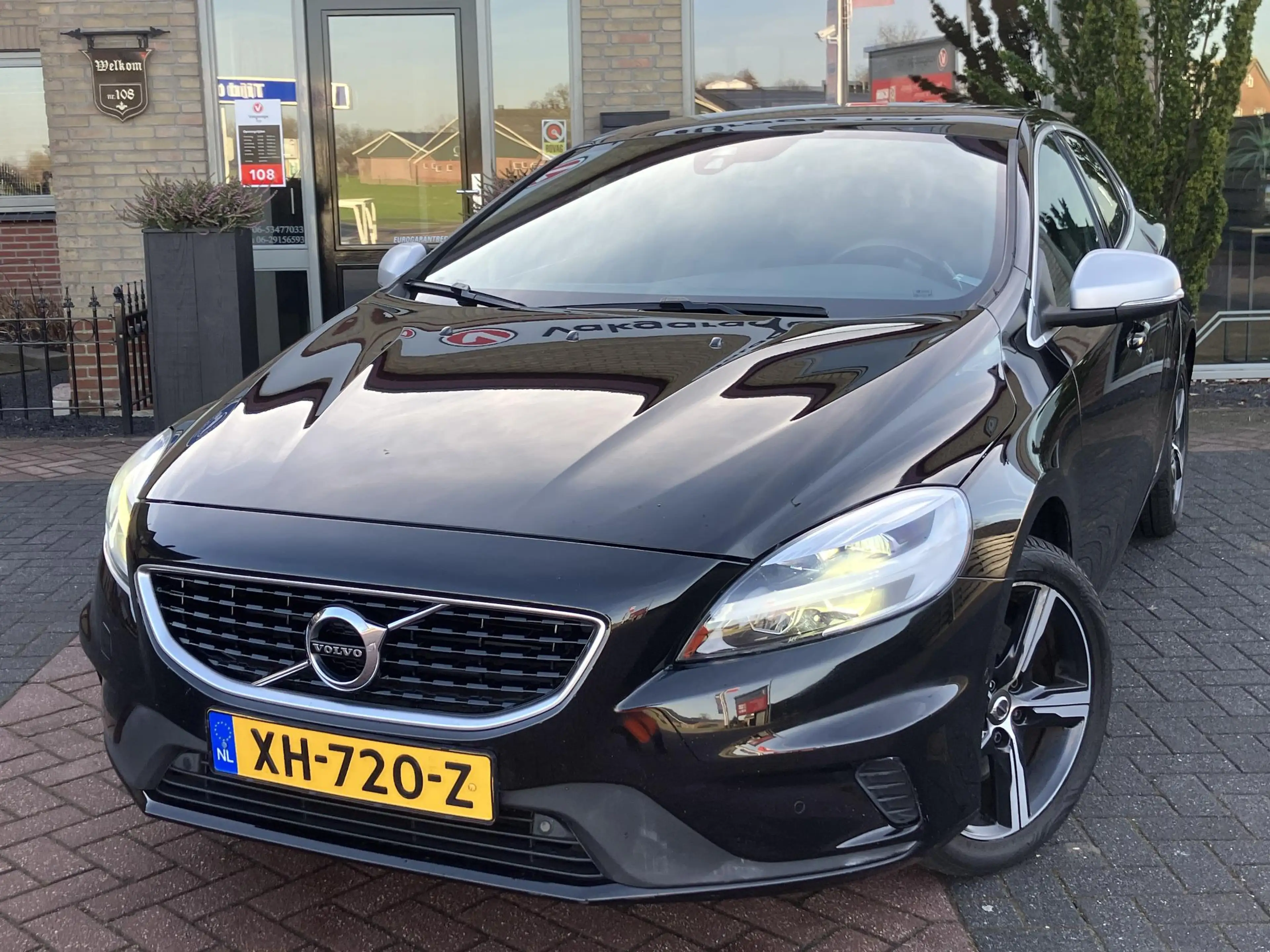 Volvo V40 1.5 T3 Polar+ Sport | R-Design | Pano | Leder | NA — photo 2